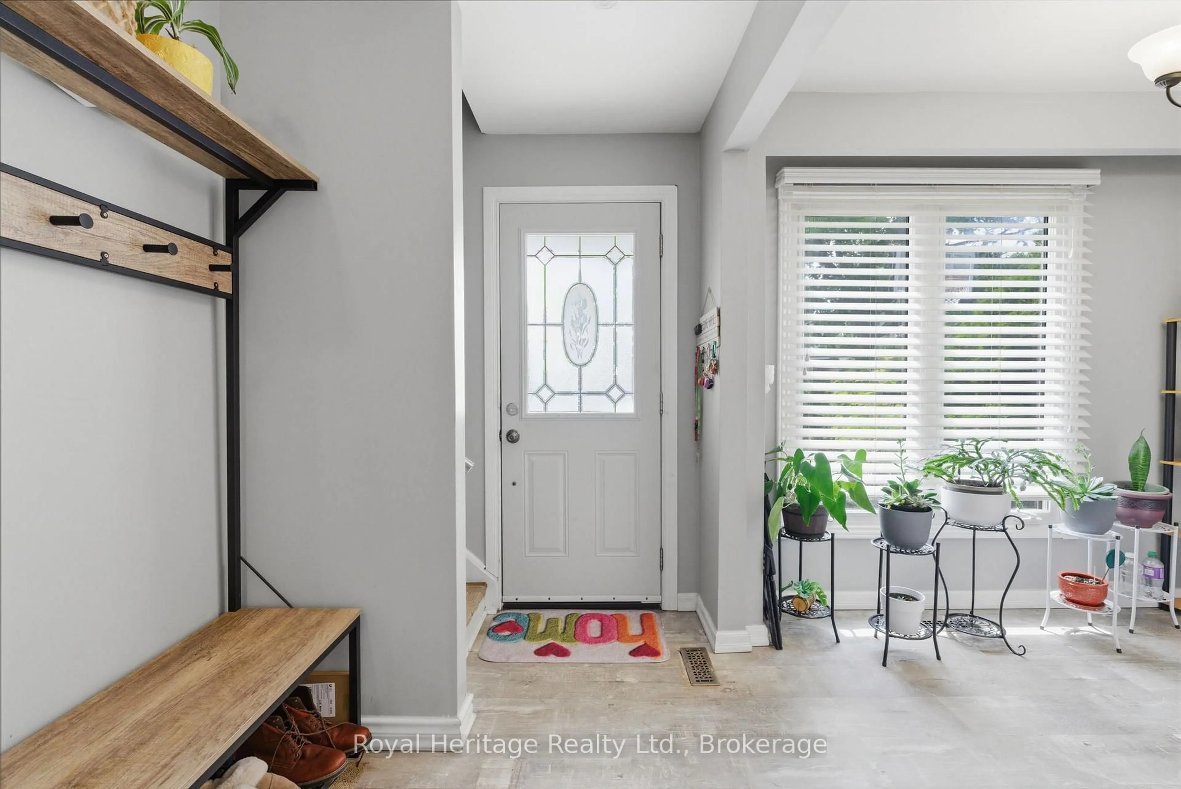 Indoor entryway for 81 Doreen Cres, Clarington Ontario L1C 3W6