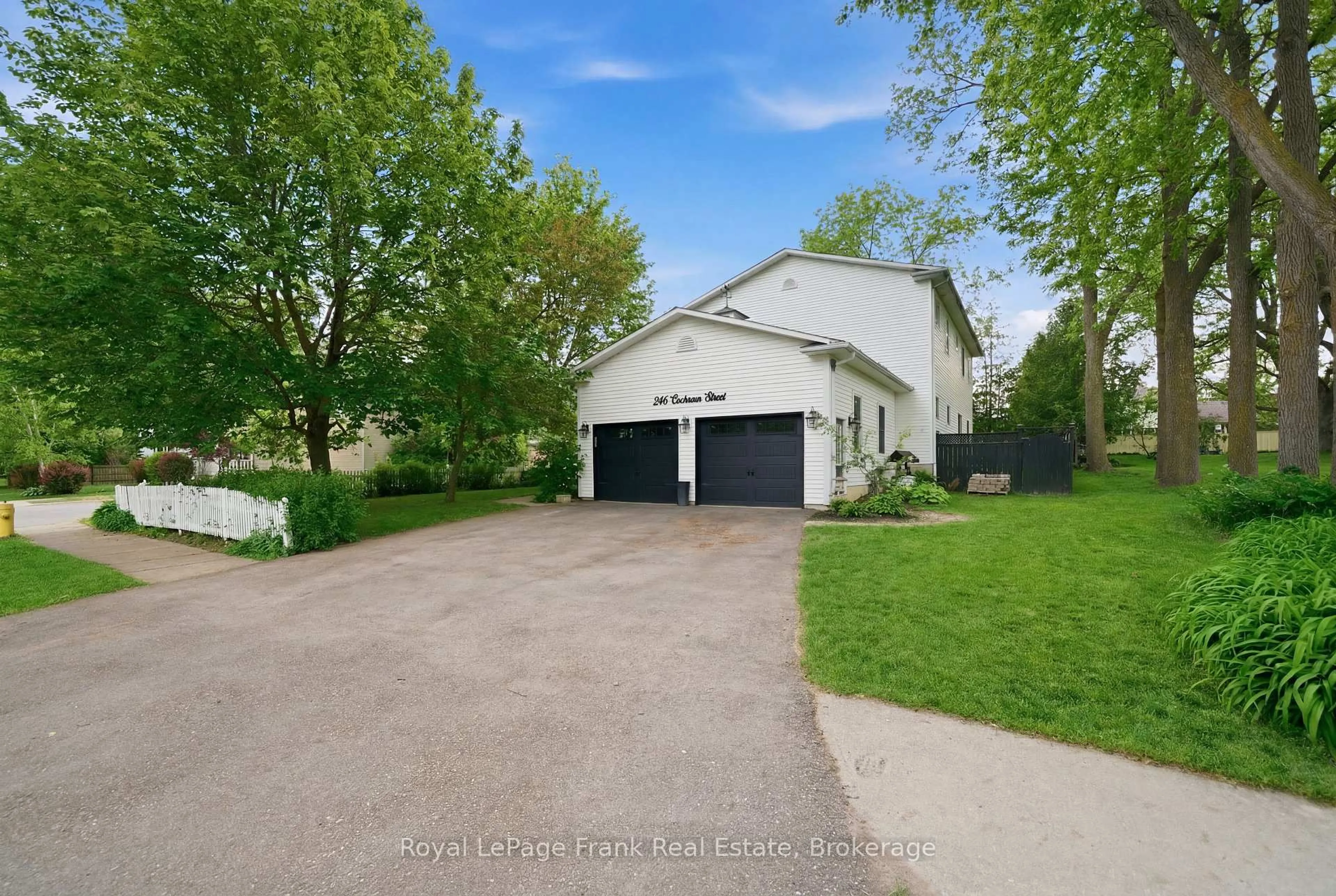 A pic from outside/outdoor area/front of a property/back of a property/a pic from drone, street for 246 Cochrane St, Scugog Ontario L9L 1M1