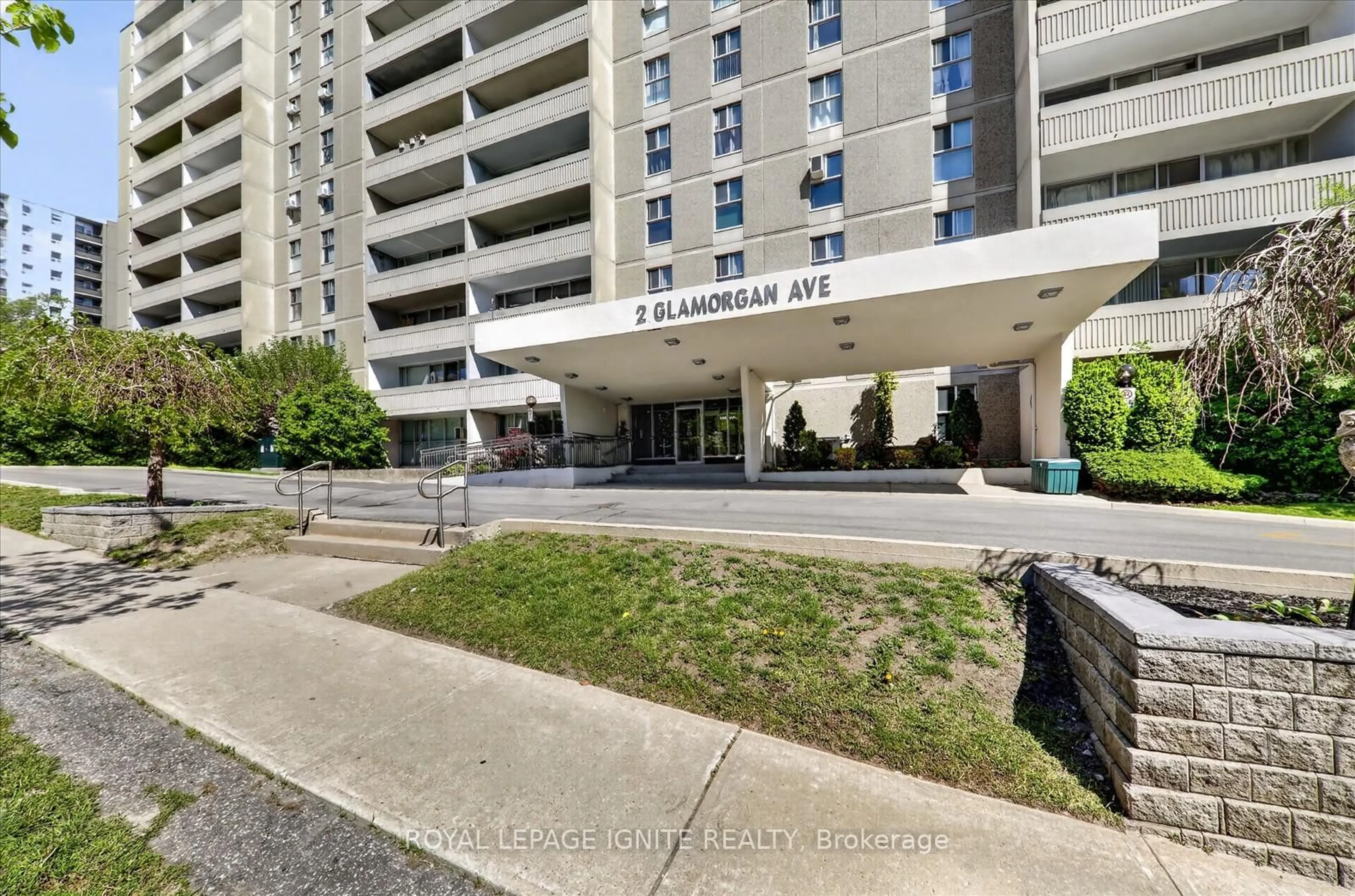Indoor foyer for 2 Glamorgan Ave #516, Toronto Ontario M1P 2M8