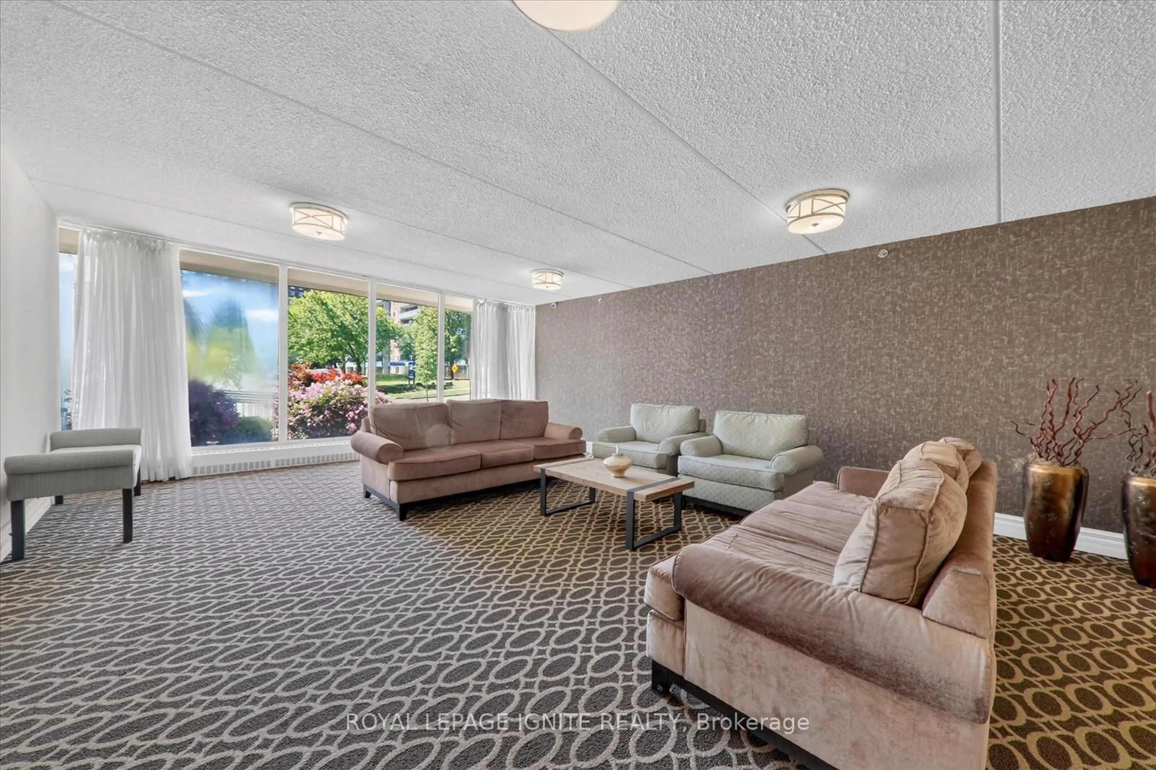 Lobby for 2 Glamorgan Ave #516, Toronto Ontario M1P 2M8