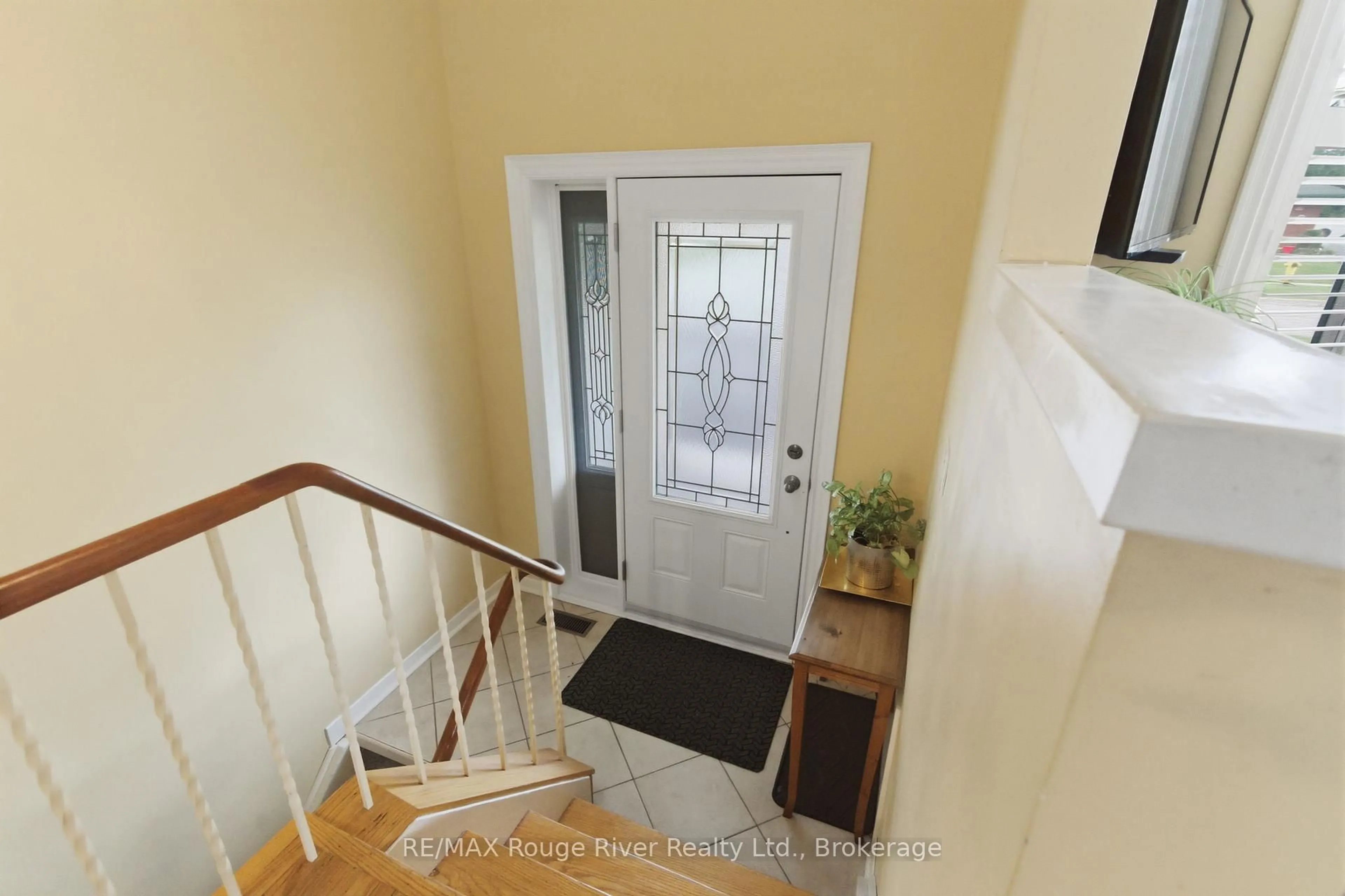 Indoor entryway for 910 Crocus Cres, Whitby Ontario L1N 2A7