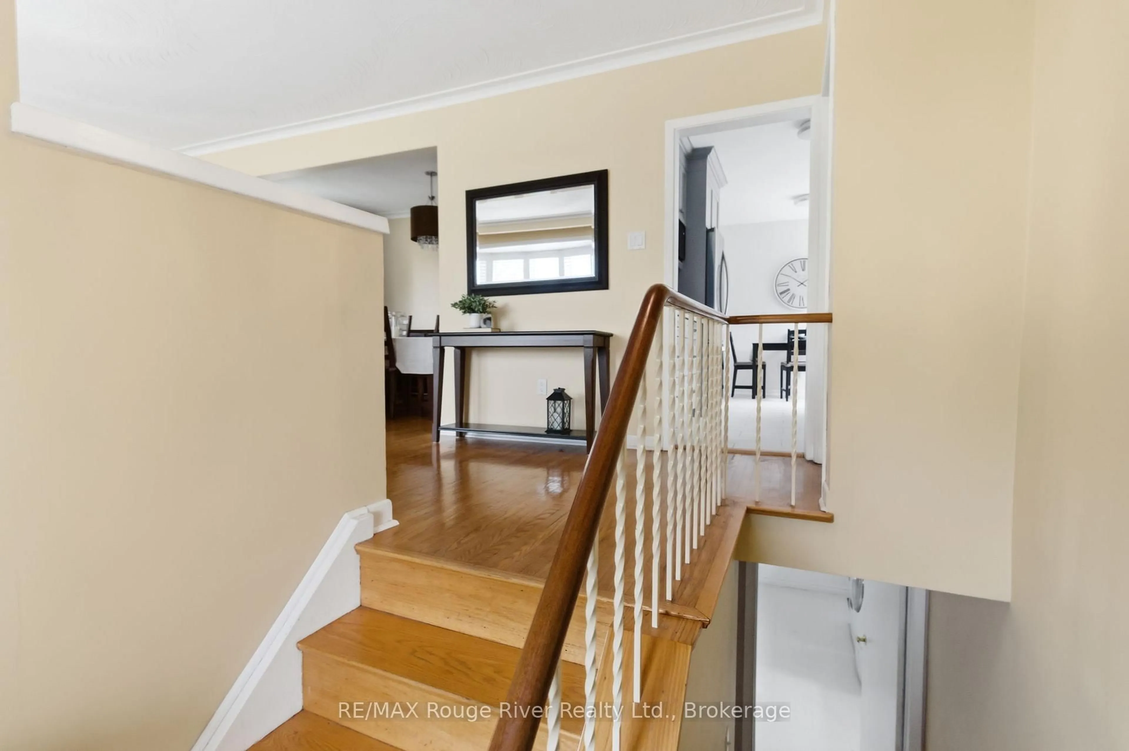 Indoor entryway for 910 Crocus Cres, Whitby Ontario L1N 2A7
