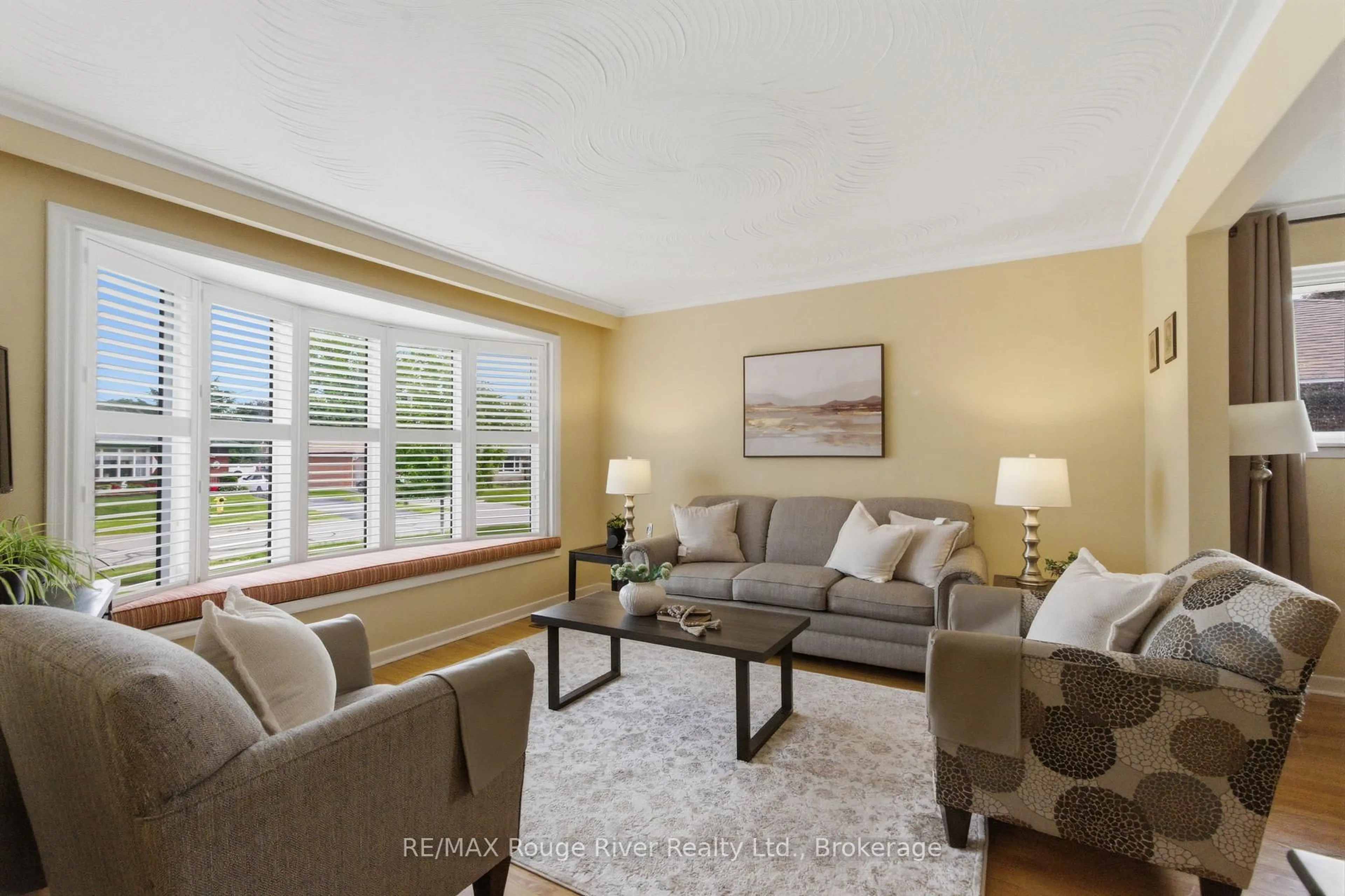Living room with furniture, unknown for 910 Crocus Cres, Whitby Ontario L1N 2A7