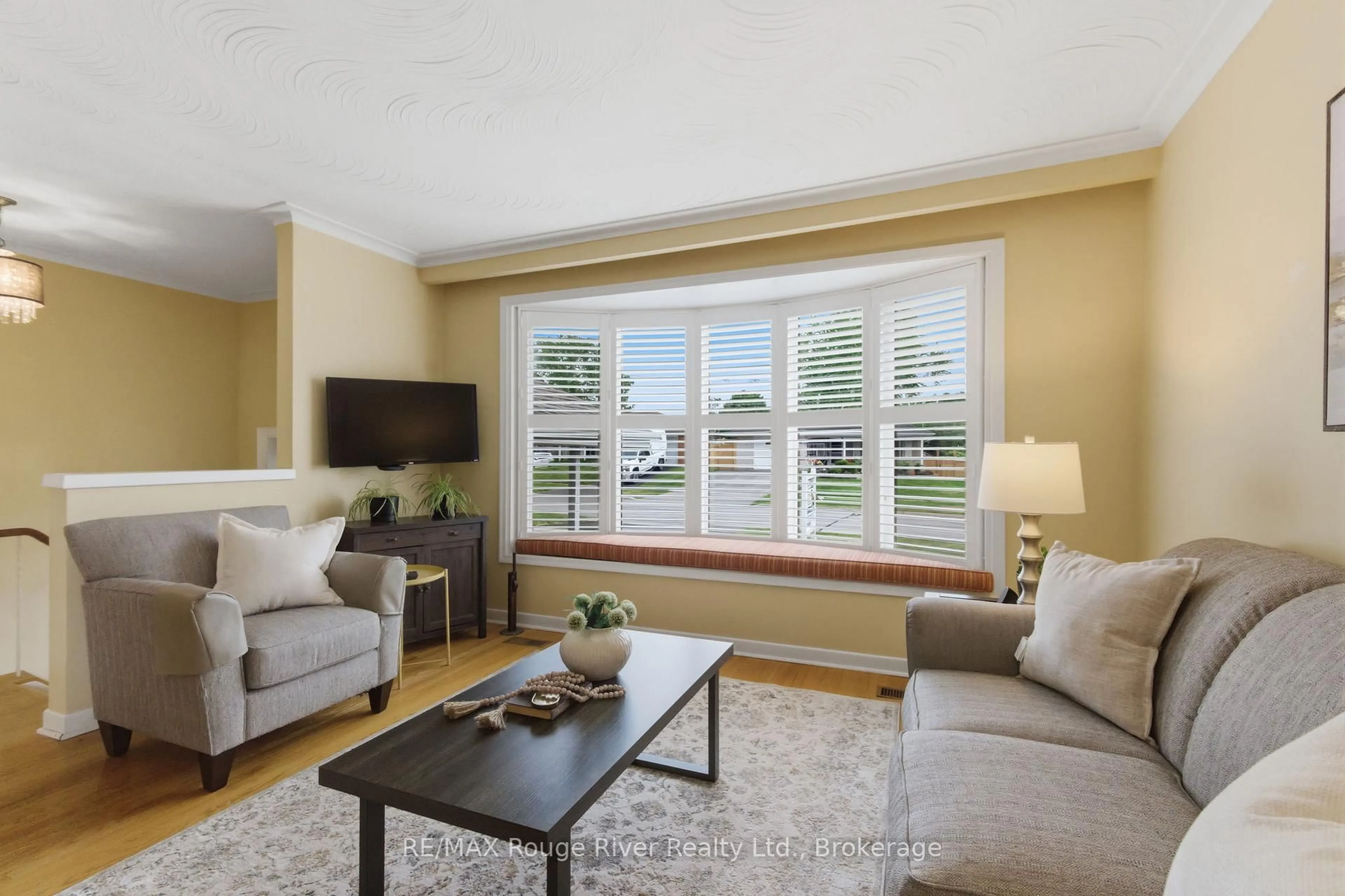 Living room with furniture, unknown for 910 Crocus Cres, Whitby Ontario L1N 2A7