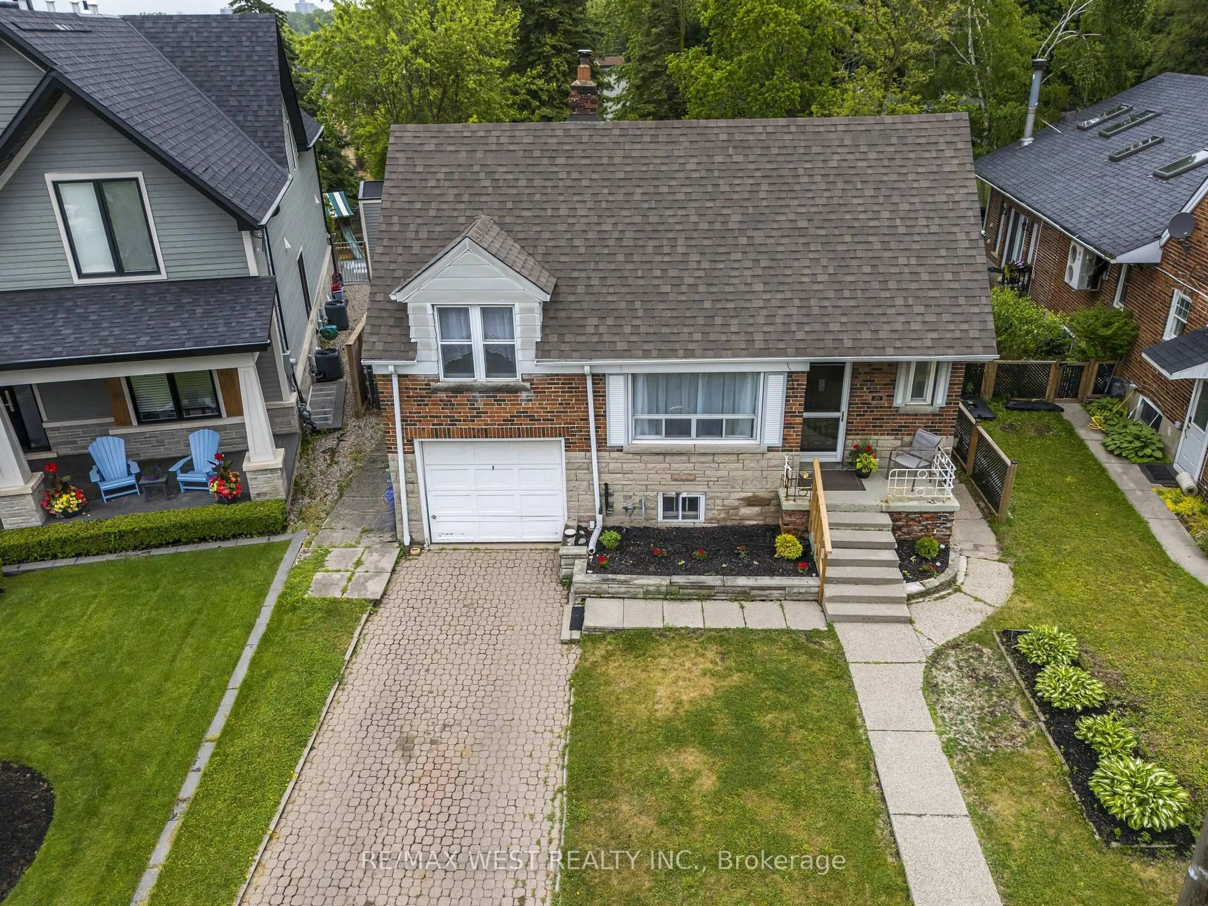 A pic from outside/outdoor area/front of a property/back of a property/a pic from drone, street for 26 Parkland Rd, Toronto Ontario M1N 1Y8