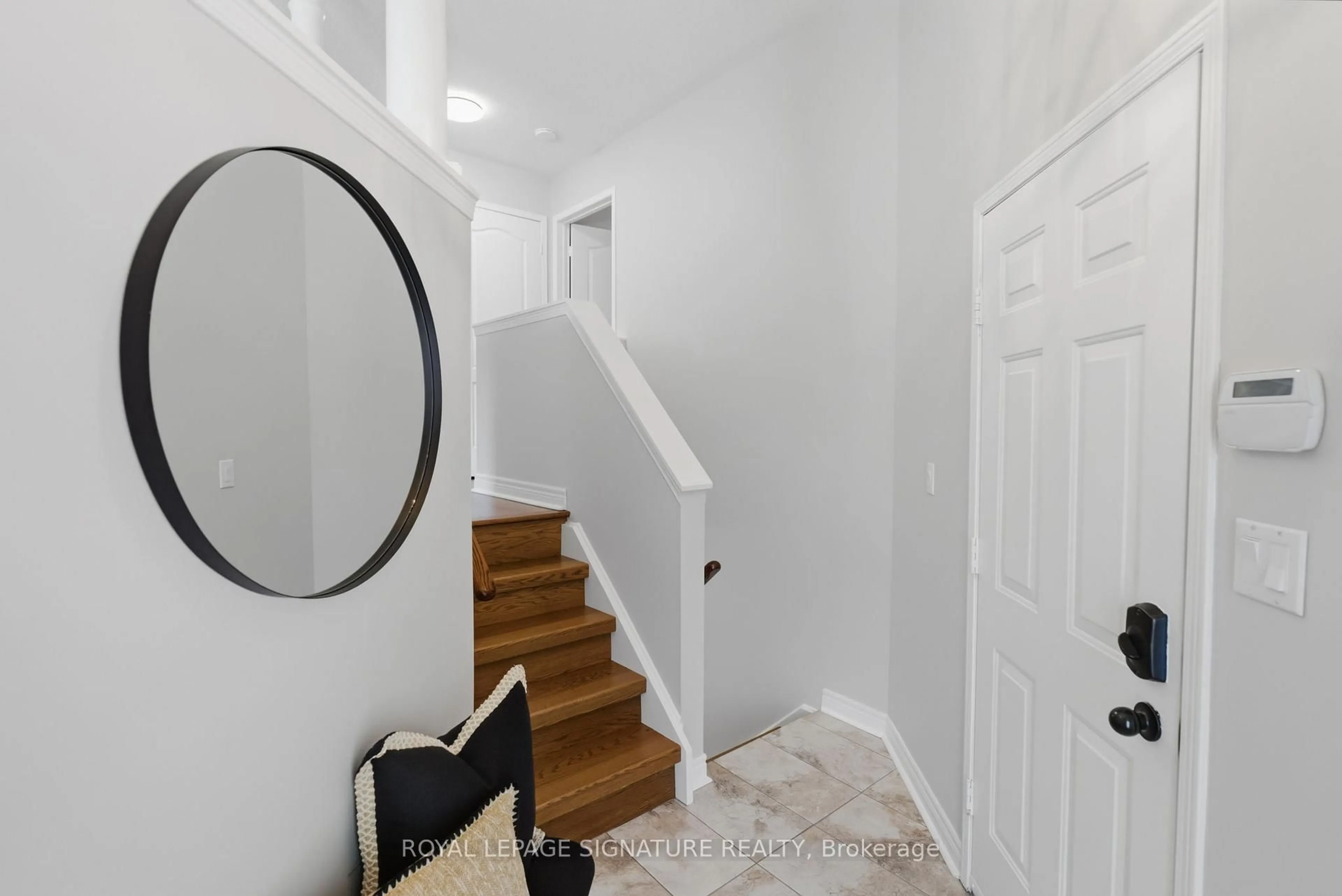 Indoor entryway for 1165 Windgrove Sq, Pickering Ontario L1X 2S6