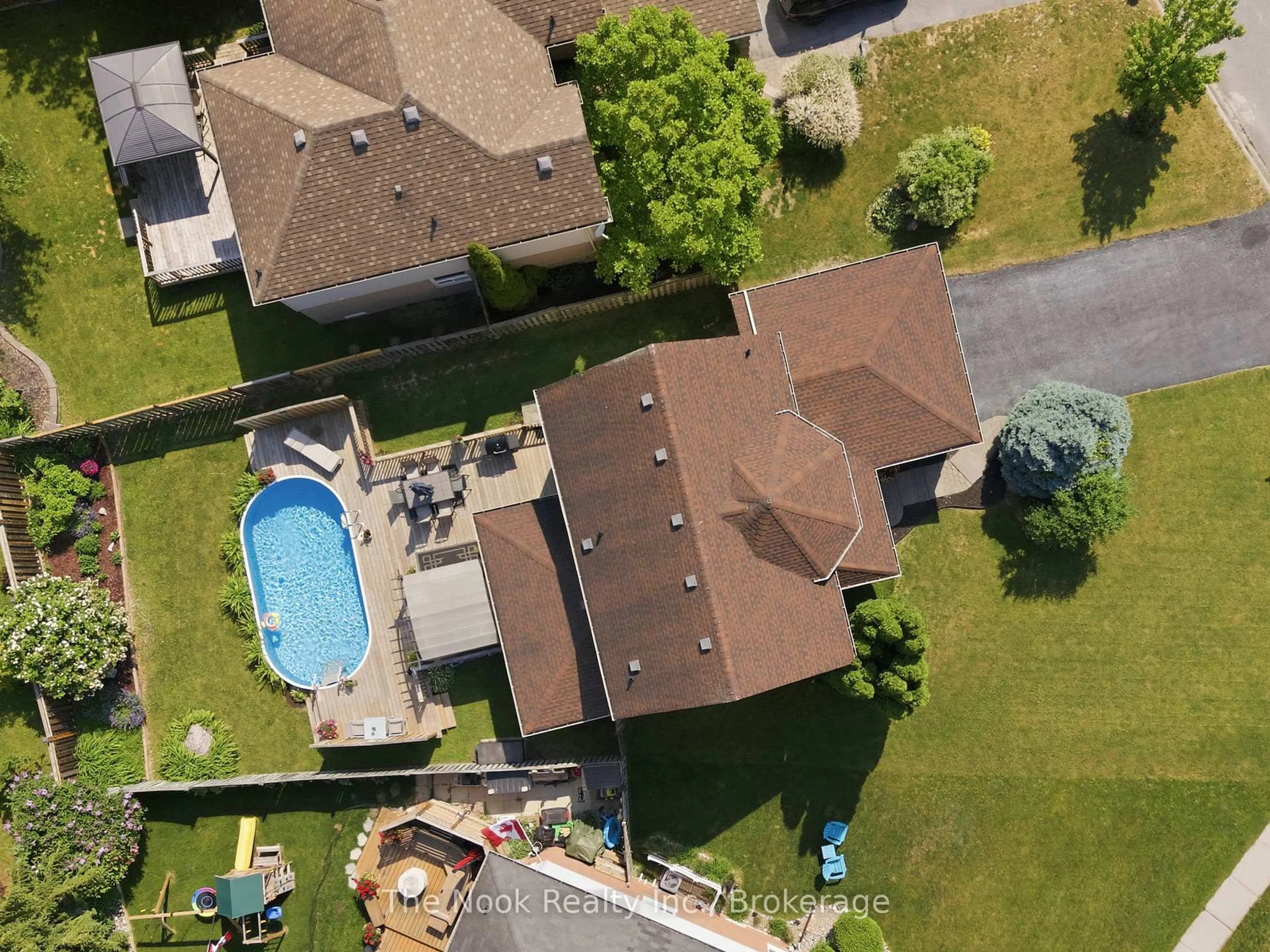A pic from outside/outdoor area/front of a property/back of a property/a pic from drone, unknown for 2 IRELAND St, Clarington Ontario L1C 4T9