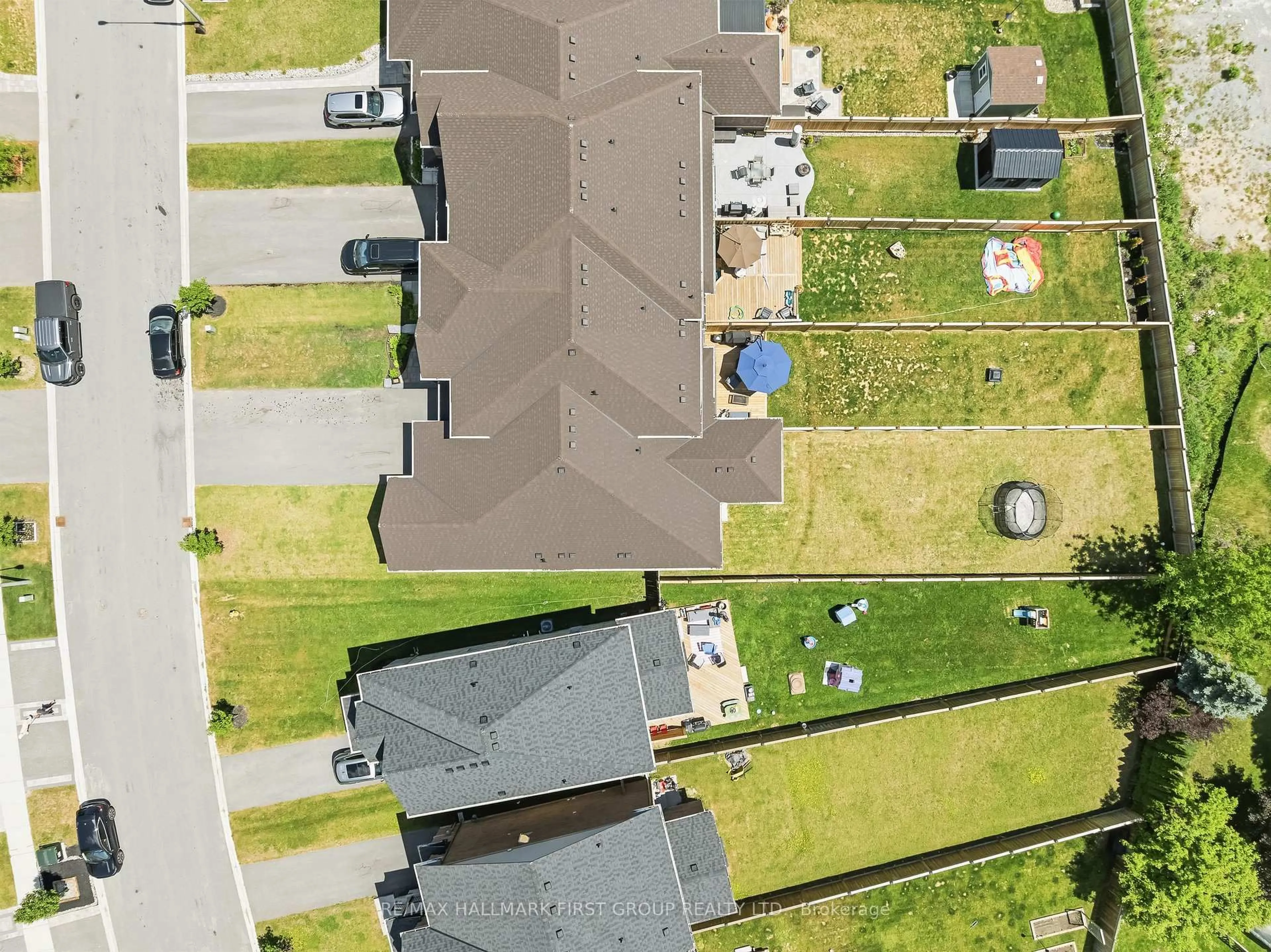 A pic from outside/outdoor area/front of a property/back of a property/a pic from drone, street for 38 Southampton St, Scugog Ontario L9L 0C6