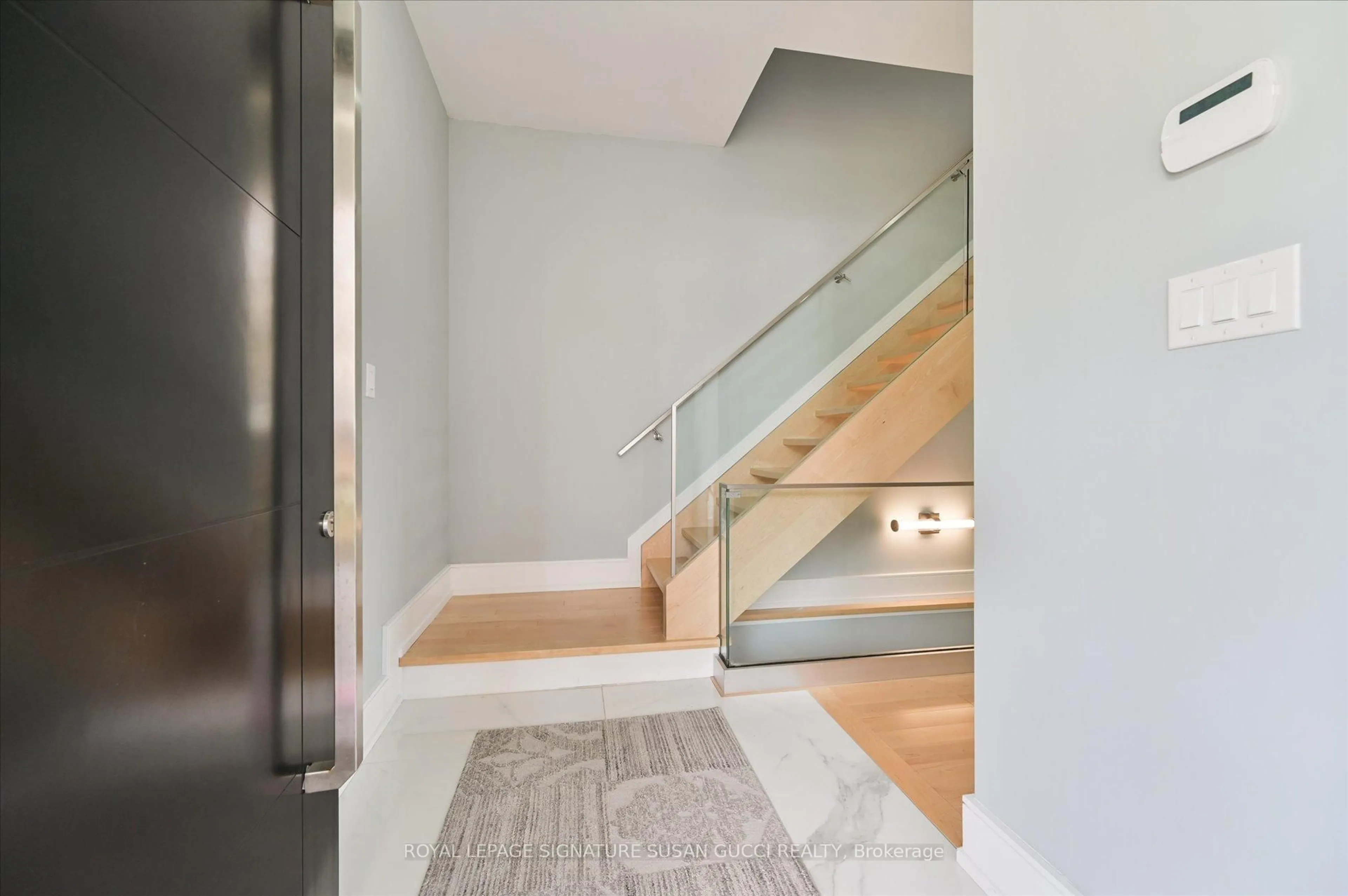 Stairs for 96 Squires Ave, Toronto Ontario M4B 2S1