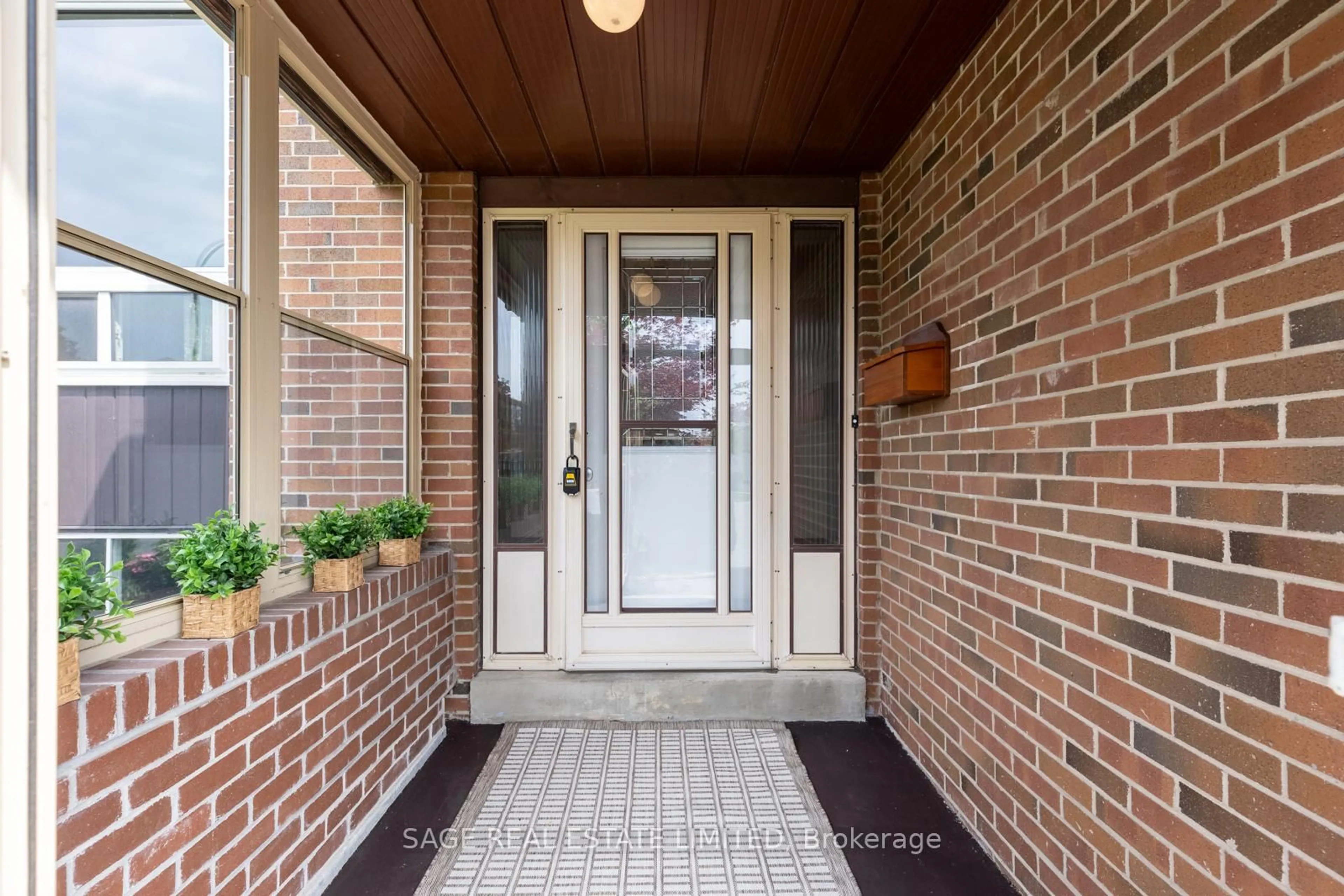 Indoor entryway for 34 Carter Cres, Whitby Ontario L1N 6C4