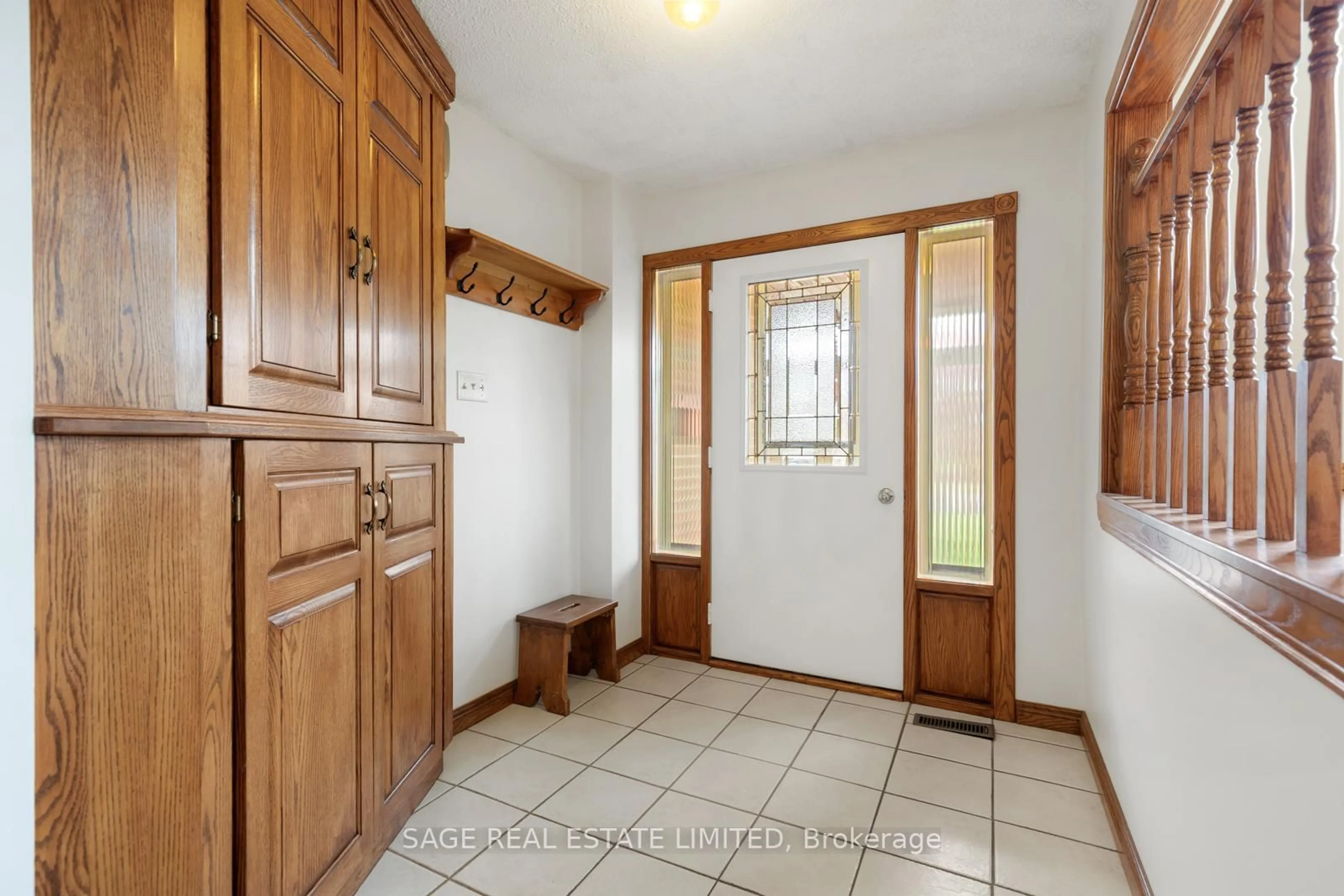 Indoor entryway for 34 Carter Cres, Whitby Ontario L1N 6C4