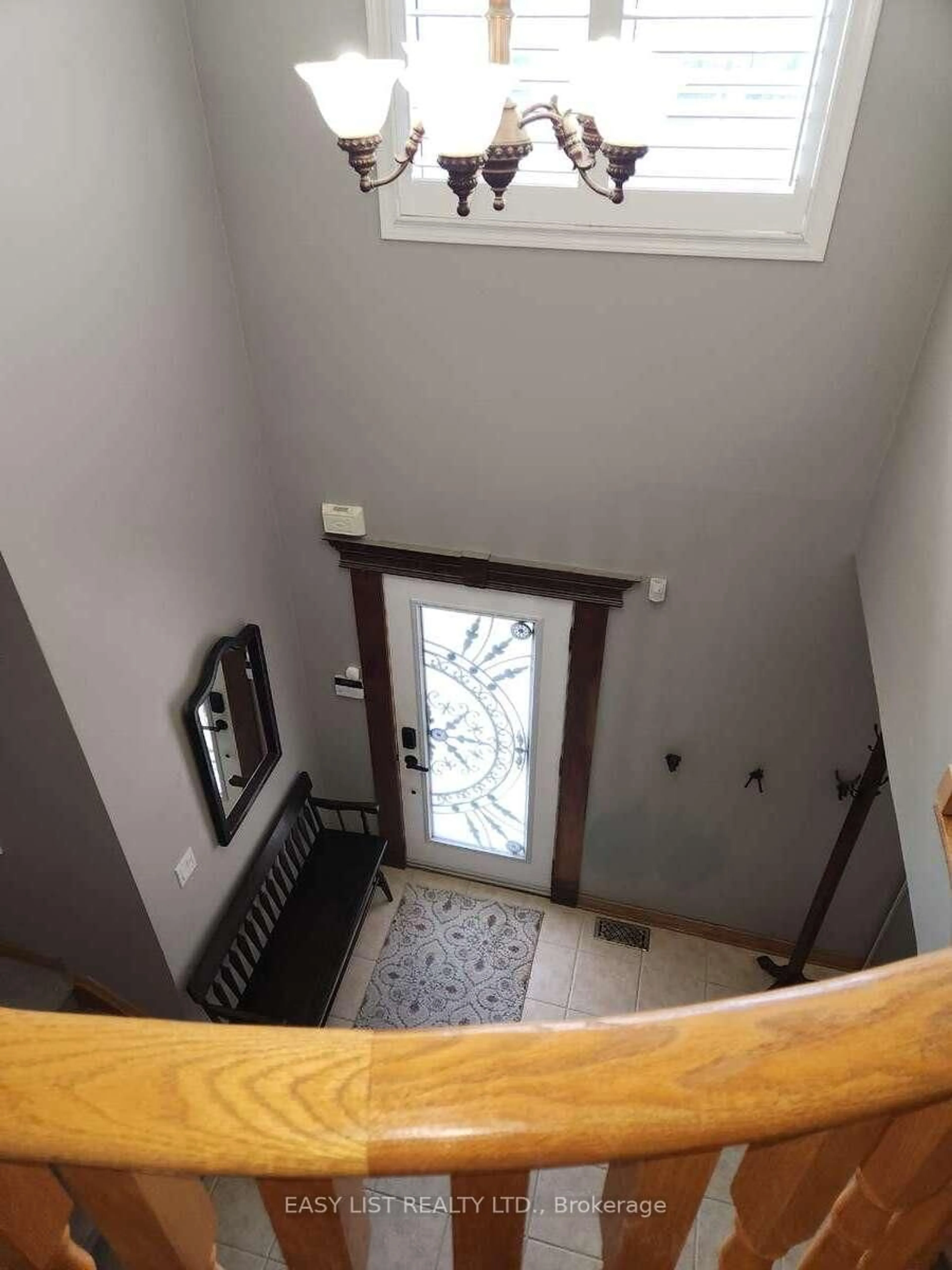 Indoor foyer for 222 Sprucewood Cres, Clarington Ontario L1C 5H3