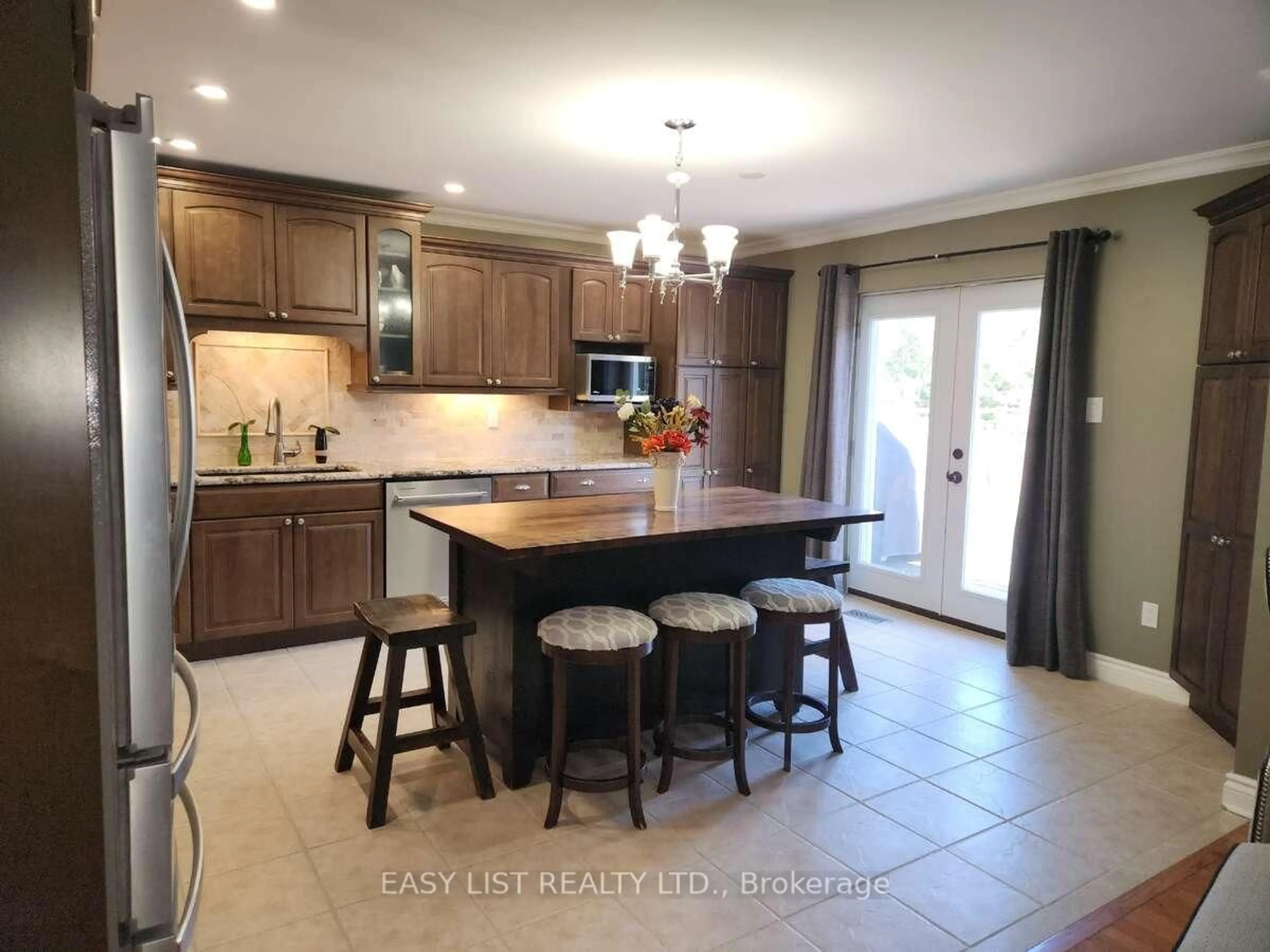 Open concept kitchen, ceramic/tile floor for 222 Sprucewood Cres, Clarington Ontario L1C 5H3