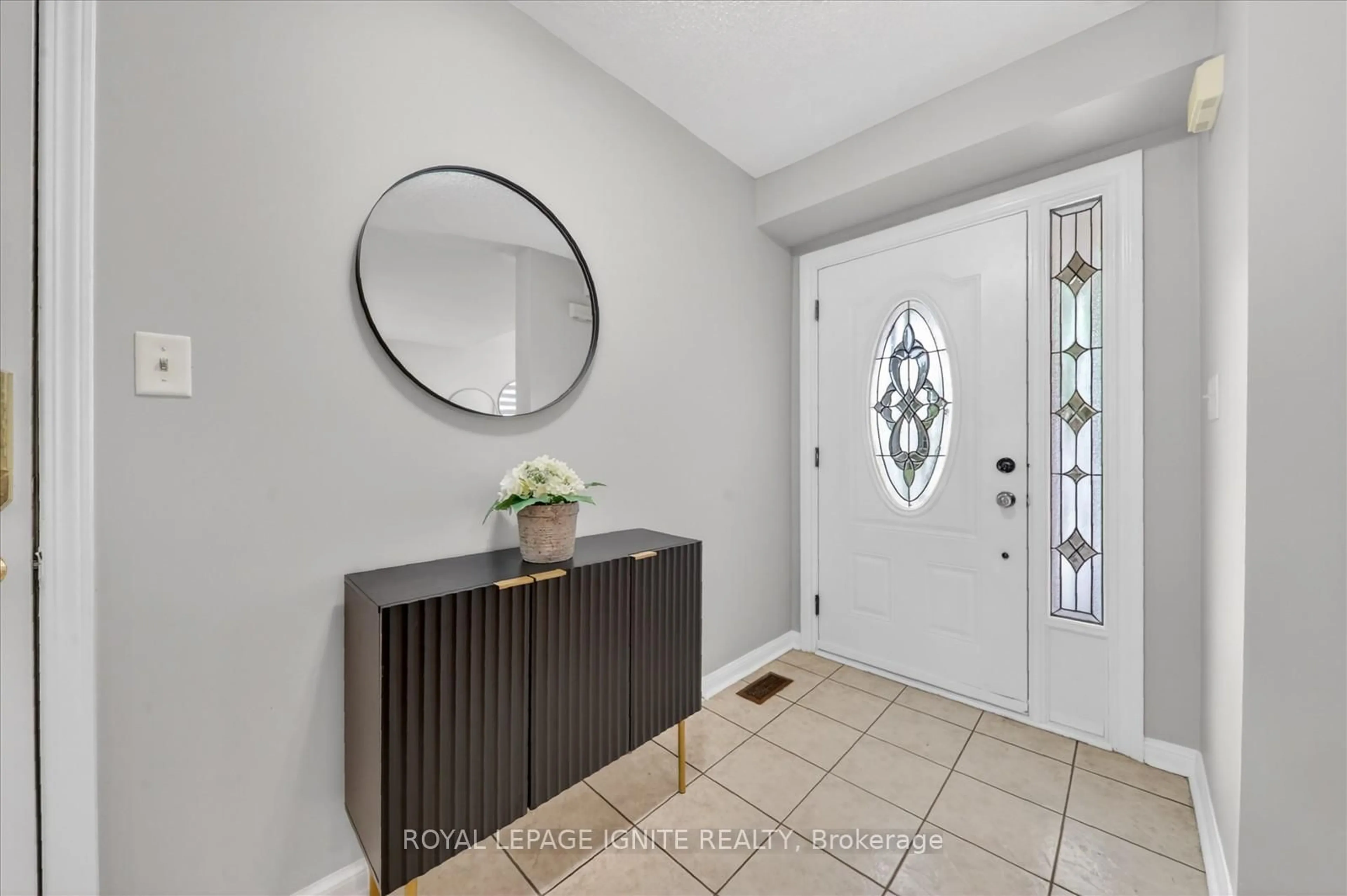 Indoor entryway for 50 Panda Sq, Toronto Ontario M1B 6G5