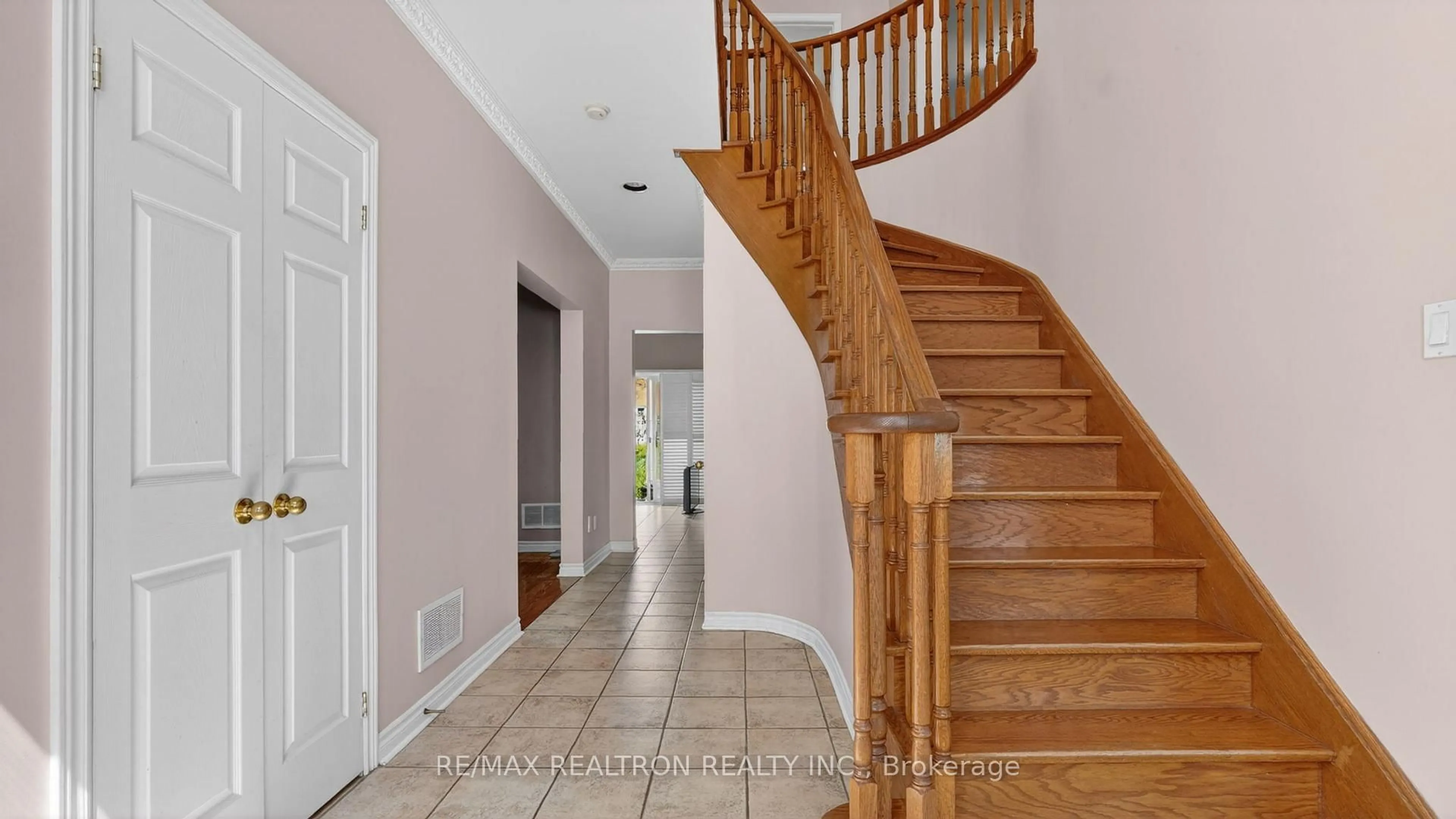 Indoor foyer for 6270 Kingston Rd, Toronto Ontario M1C 1K9