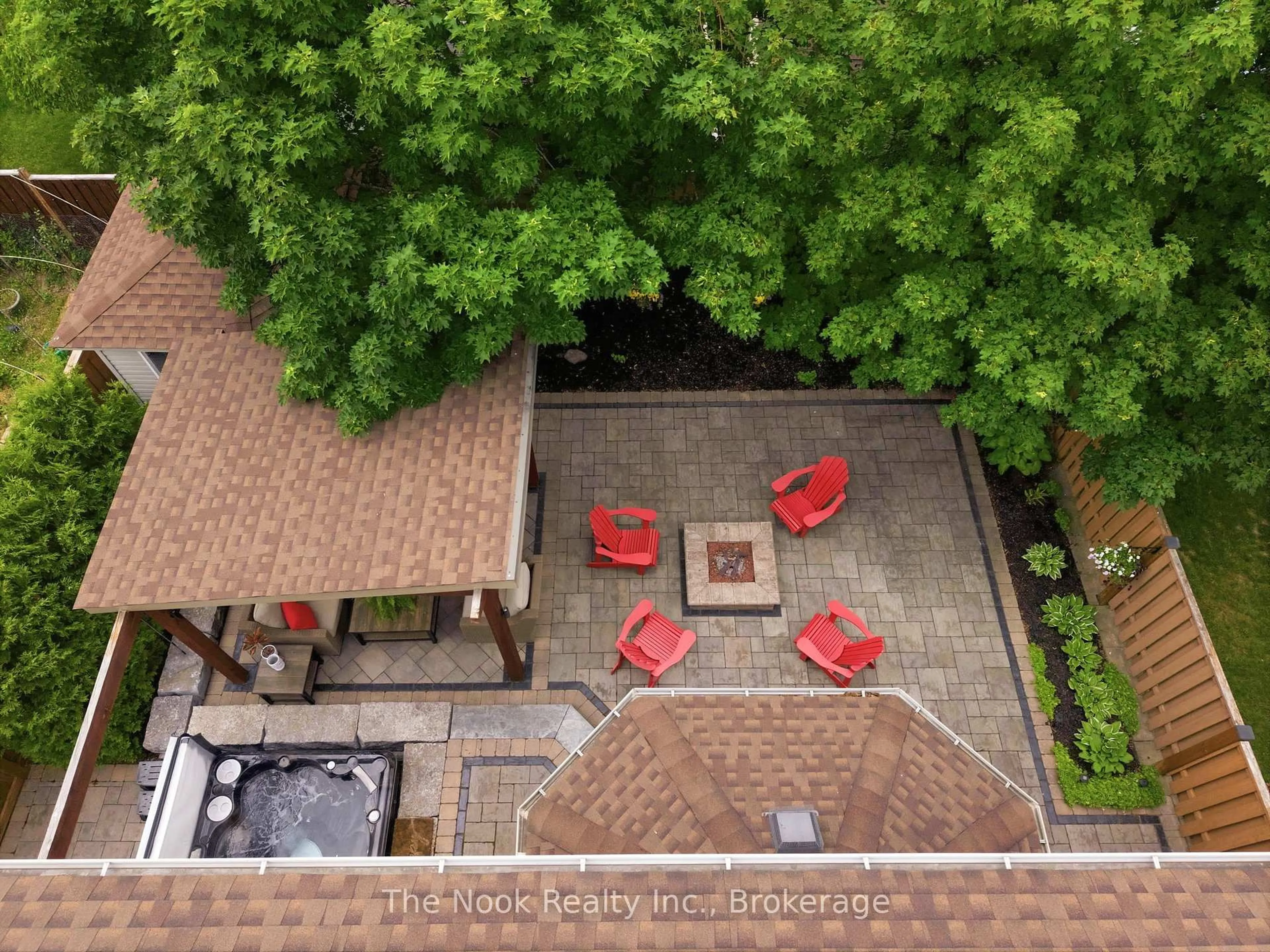 A pic from outside/outdoor area/front of a property/back of a property/a pic from drone, unknown for 729 Sundance Circ, Oshawa Ontario L1J 8N9