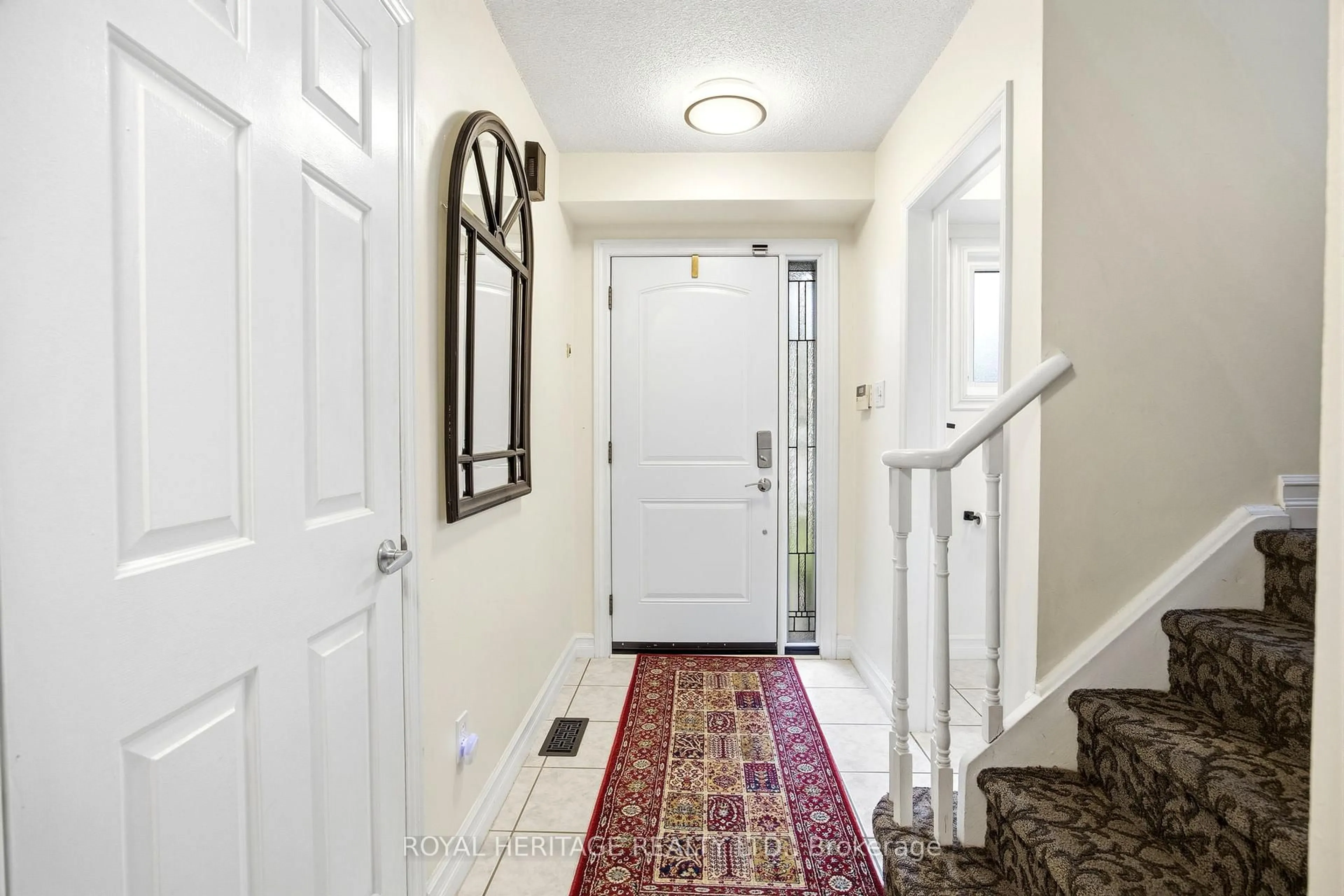 Indoor entryway for 27 Heaver Dr, Whitby Ontario L1N 8X2