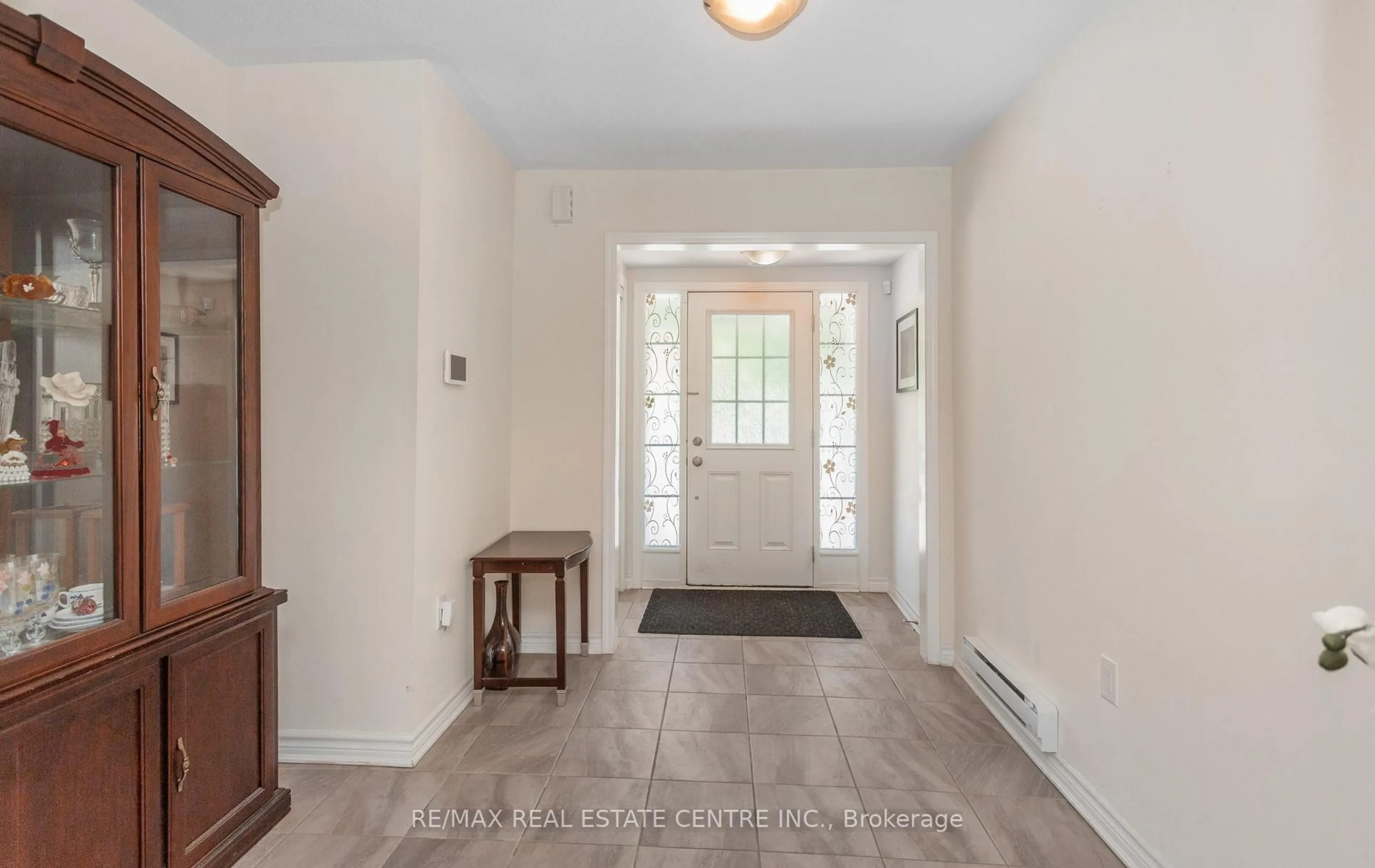 Indoor entryway for 1084 Silk St, Pickering Ontario L1X 0E8
