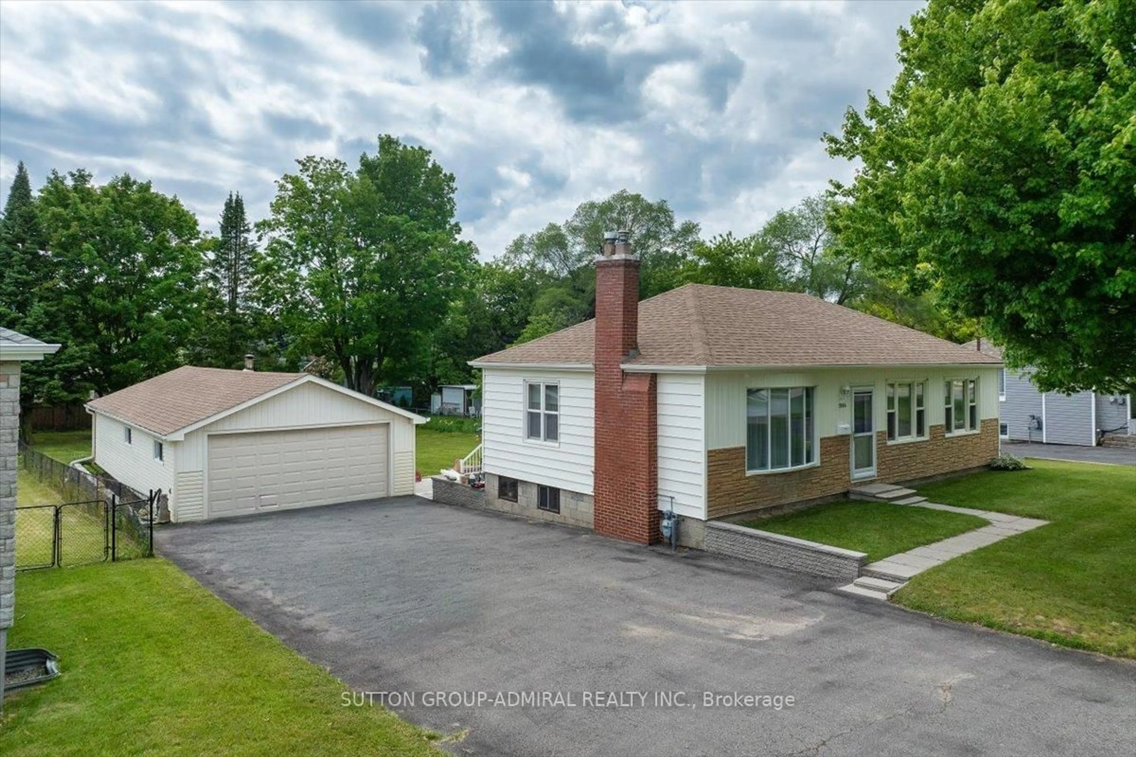 A pic from outside/outdoor area/front of a property/back of a property/a pic from drone, street for 1984 Glendale Dr, Pickering Ontario L1V 1V7