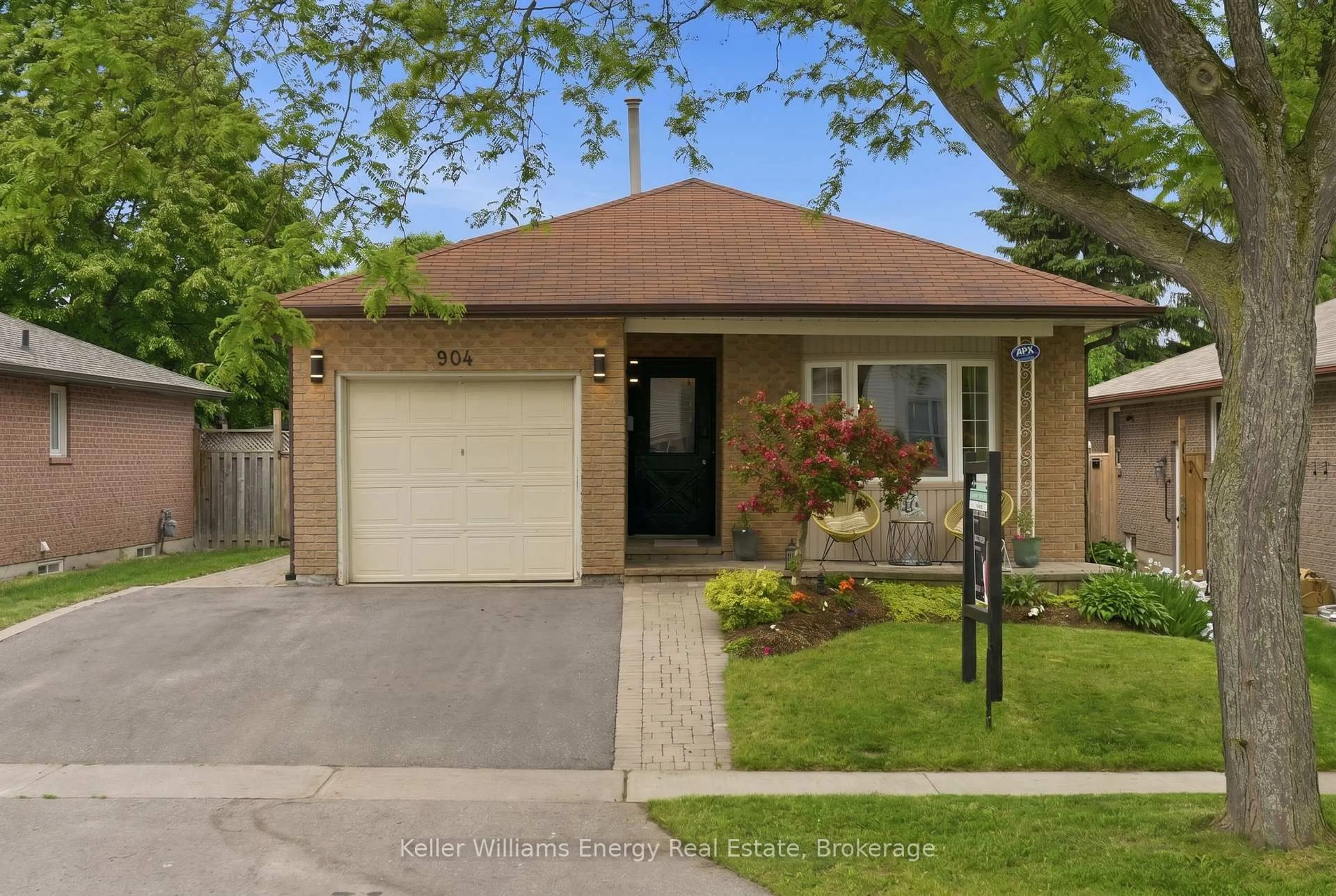 Home with brick exterior material, street for 904 Southgate Dr, Oshawa Ontario L1H 7Z9