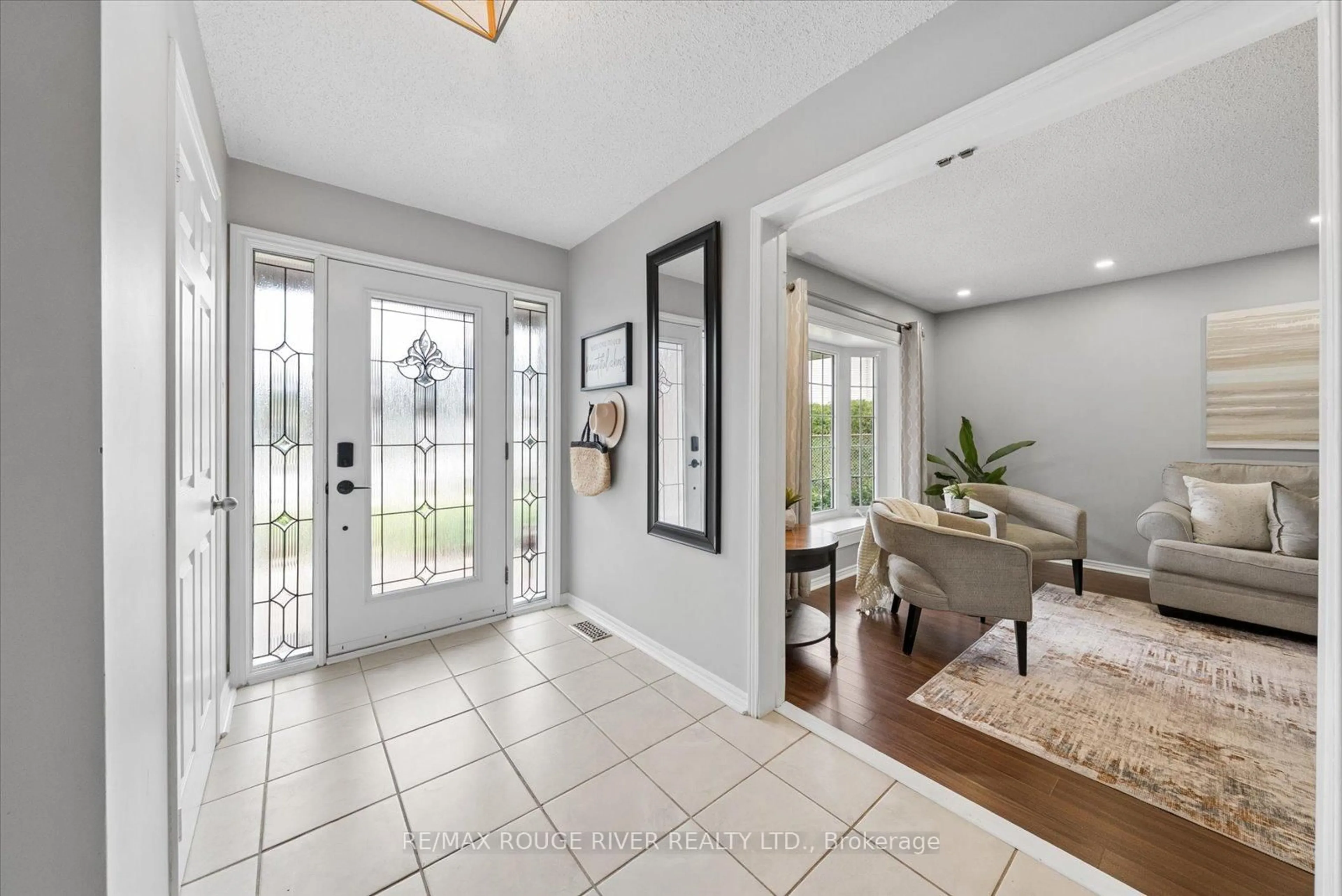 Indoor entryway for 6 Snowden Crt, Clarington Ontario L1B 1E7