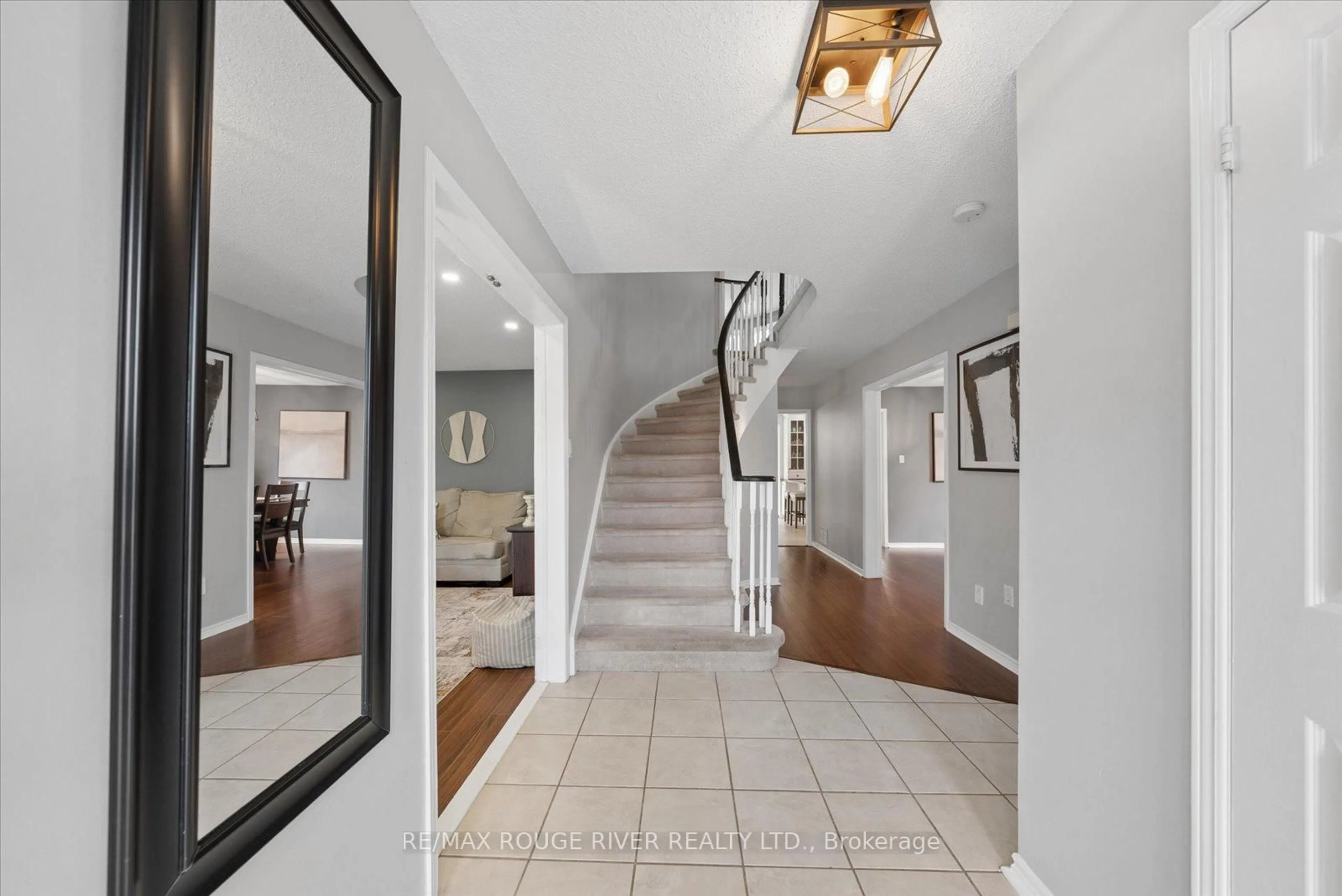 Indoor foyer for 6 Snowden Crt, Clarington Ontario L1B 1E7