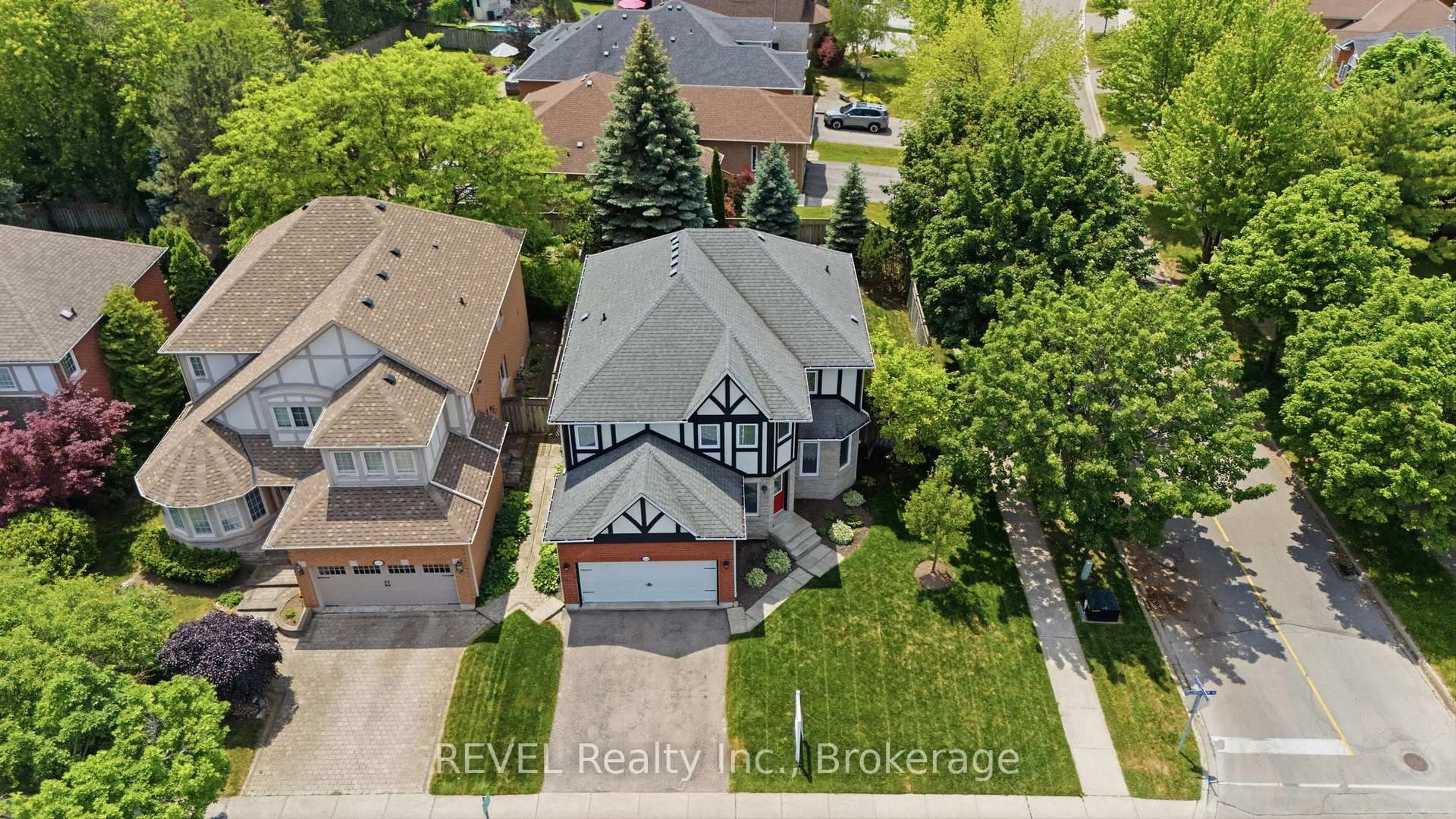 A pic from outside/outdoor area/front of a property/back of a property/a pic from drone, street for 150 Fallingbrook St, Whitby Ontario L1R 2G2