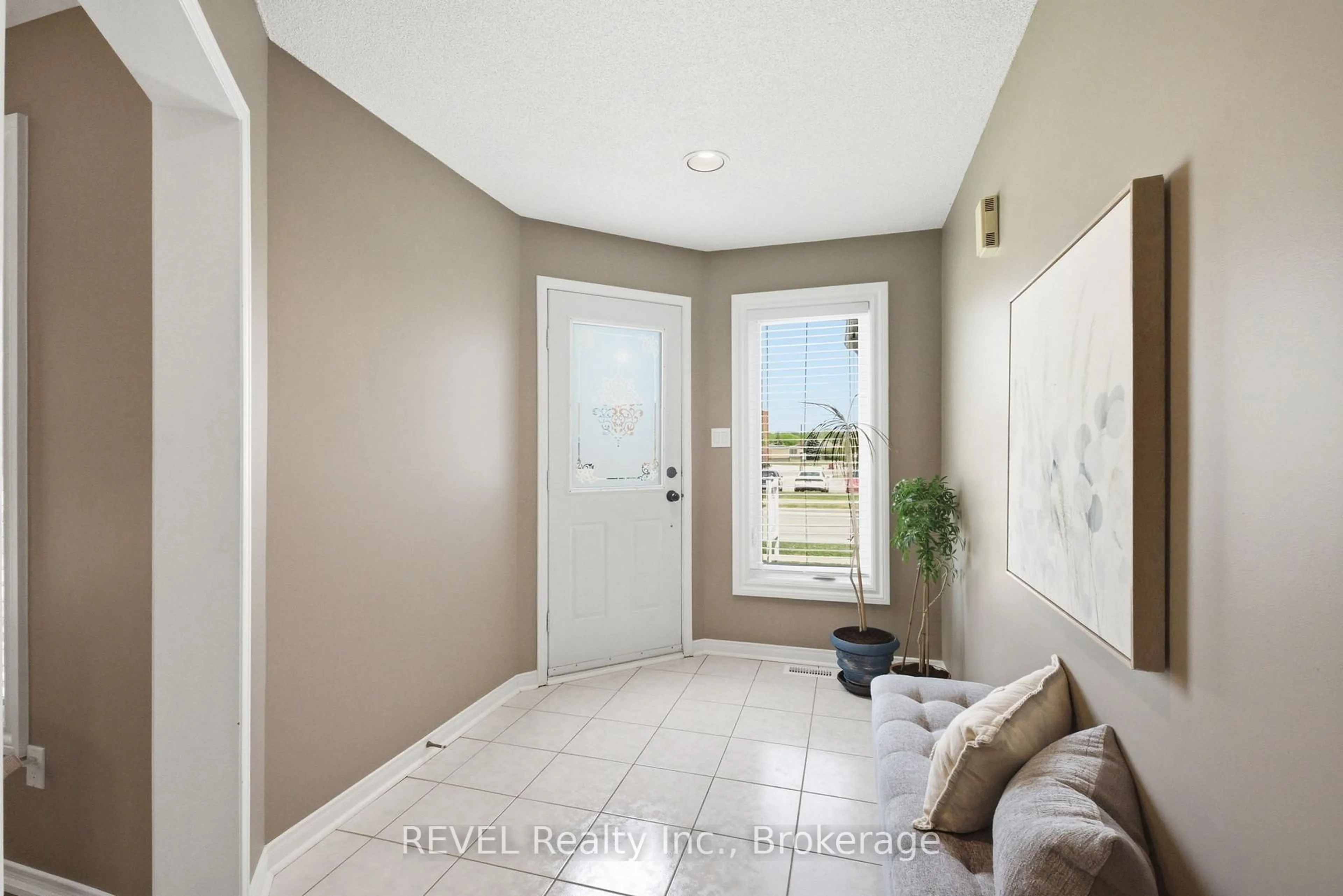 Indoor entryway for 150 Fallingbrook St, Whitby Ontario L1R 2G2
