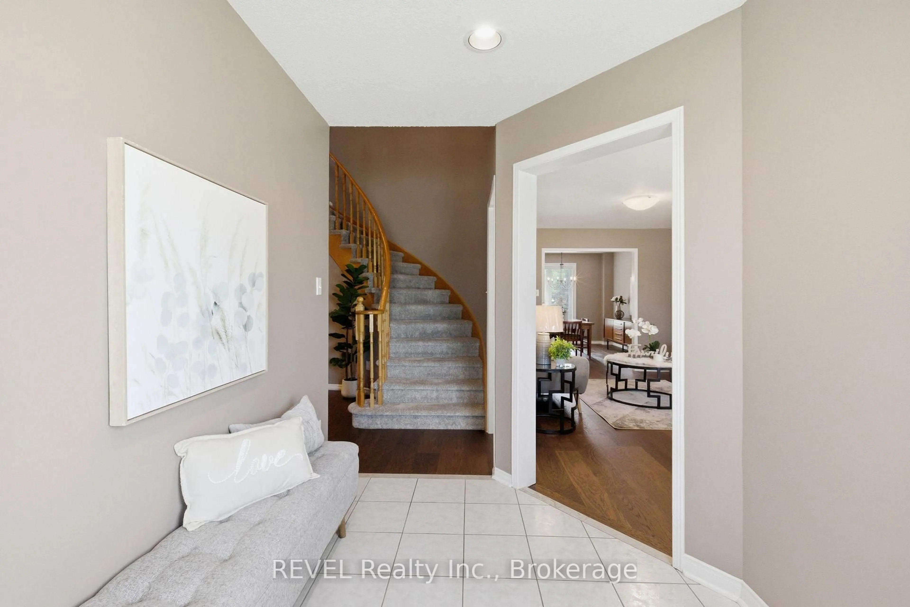 Indoor entryway for 150 Fallingbrook St, Whitby Ontario L1R 2G2