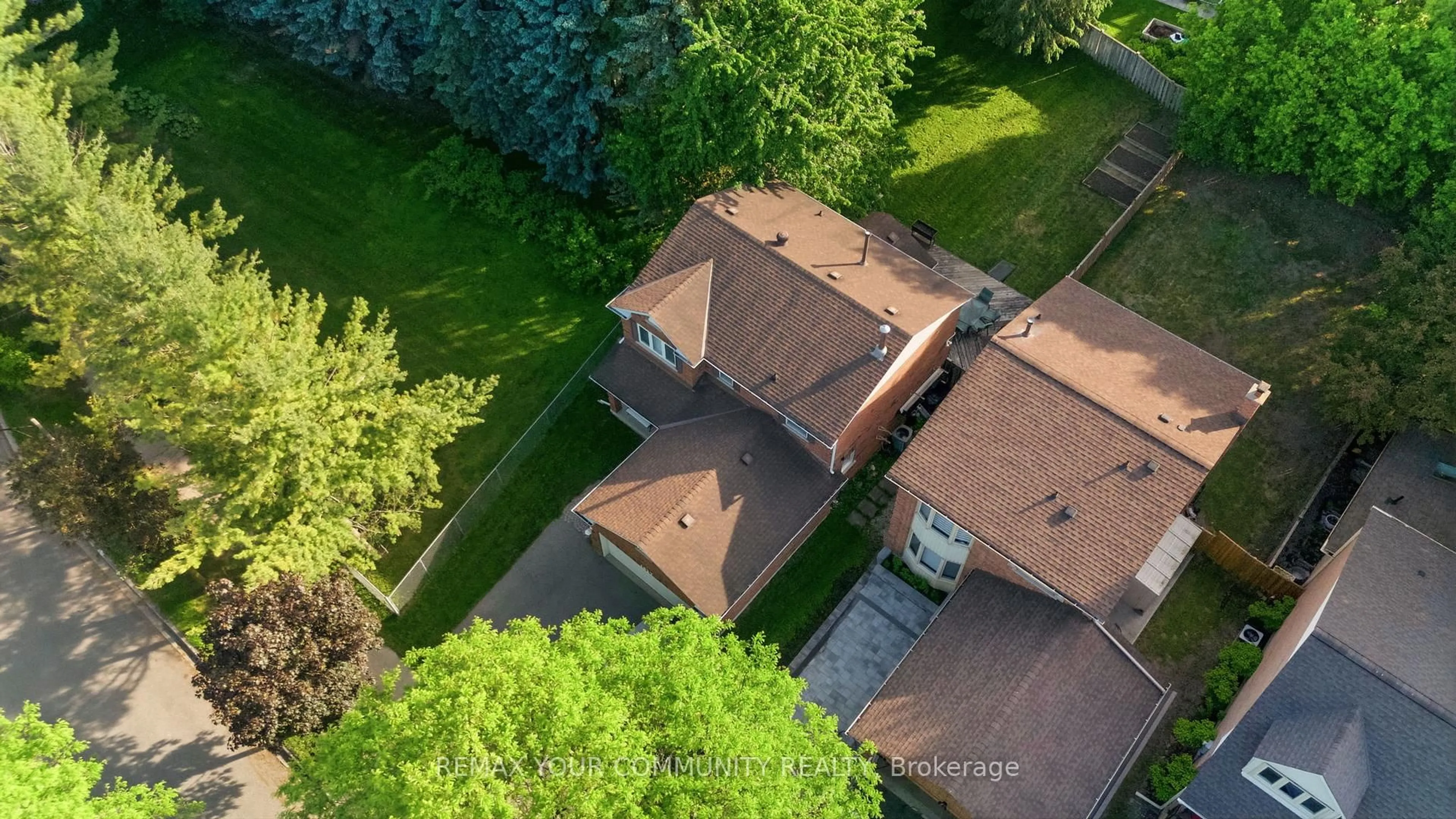 A pic from outside/outdoor area/front of a property/back of a property/a pic from drone, street for 1027 Benton Cres, Pickering Ontario L1X 1M8