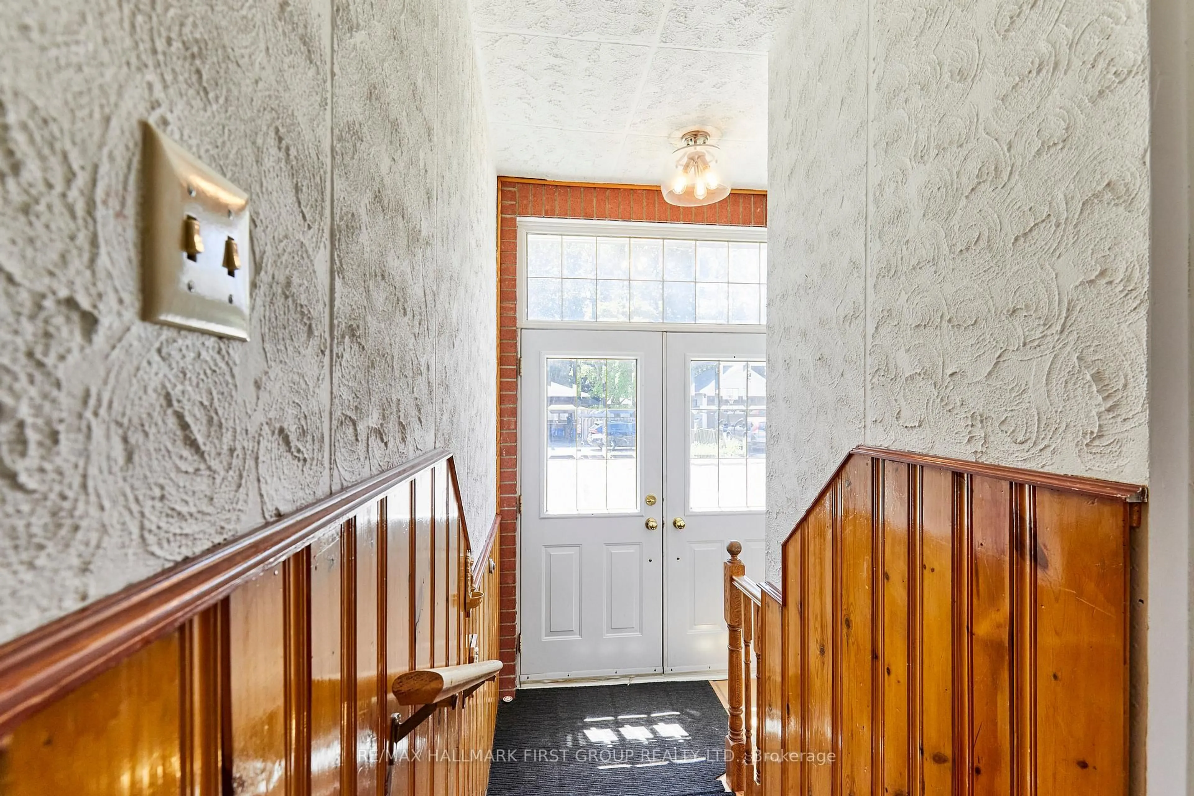 Indoor entryway for 669 Marksbury Rd, Pickering Ontario L1W 2T3