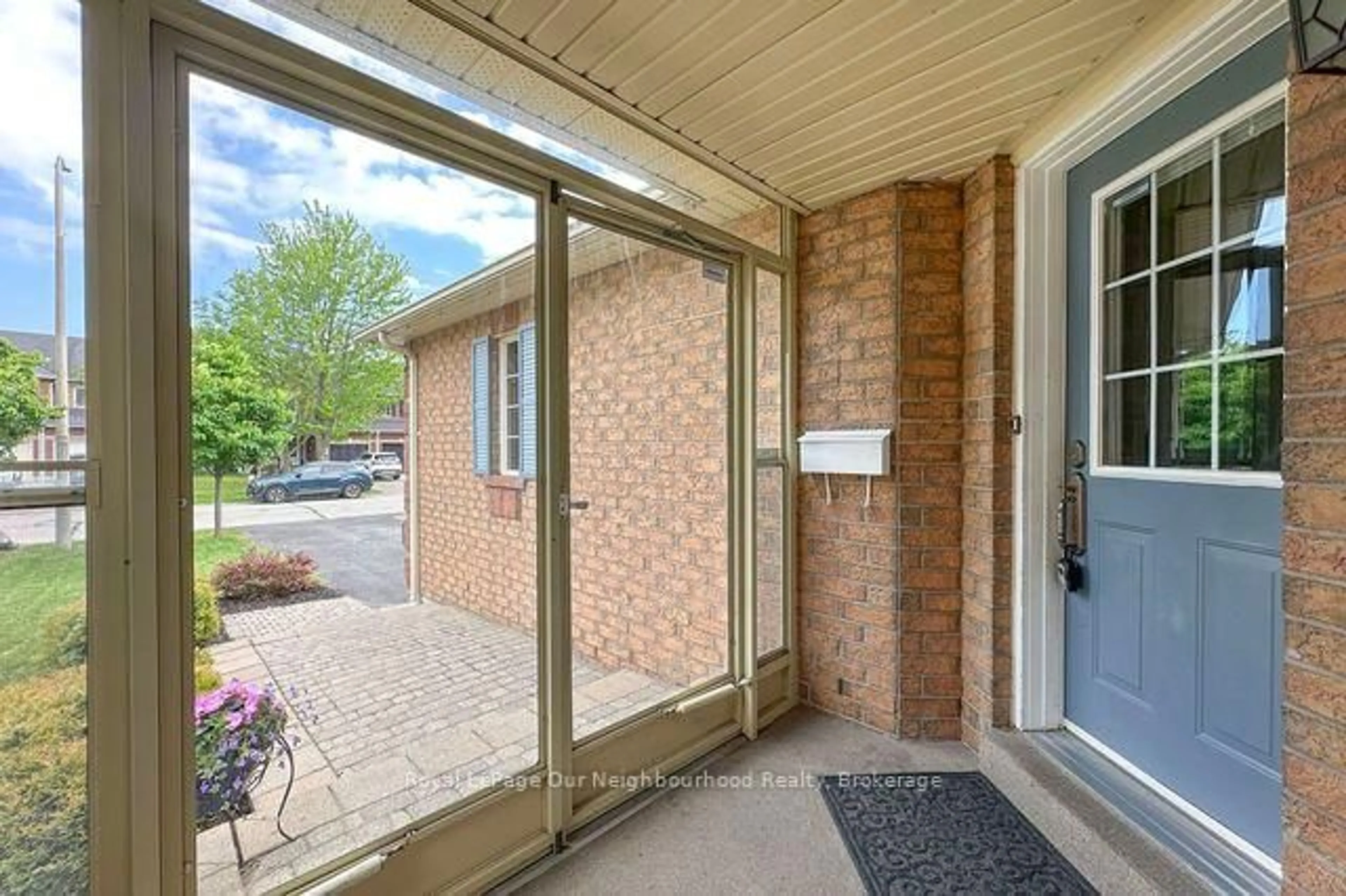 Indoor entryway for 18 Threadgold Crt, Whitby Ontario L1P 1L9