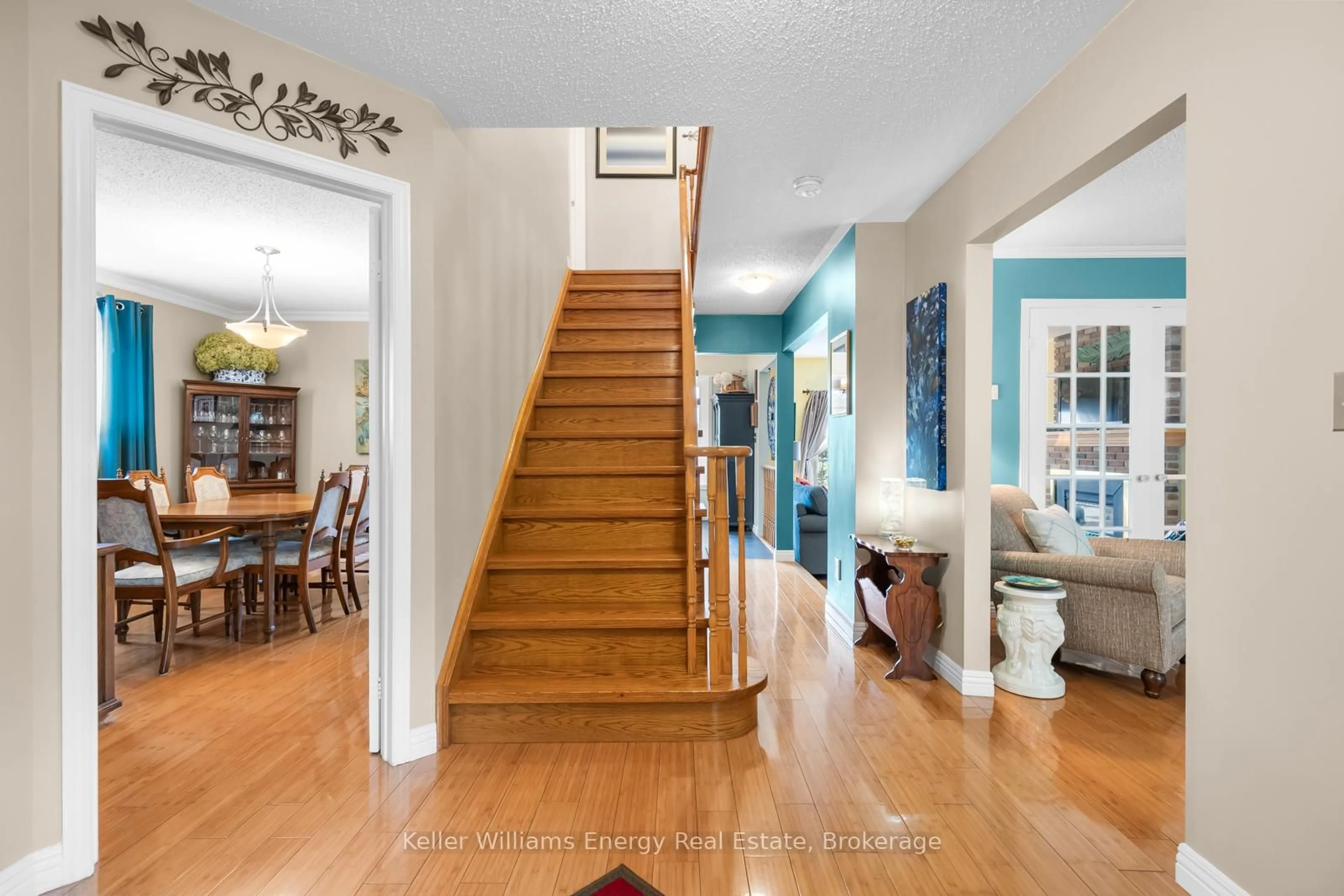 Indoor foyer for 707 Whistler Dr, Oshawa Ontario L1J 7N9