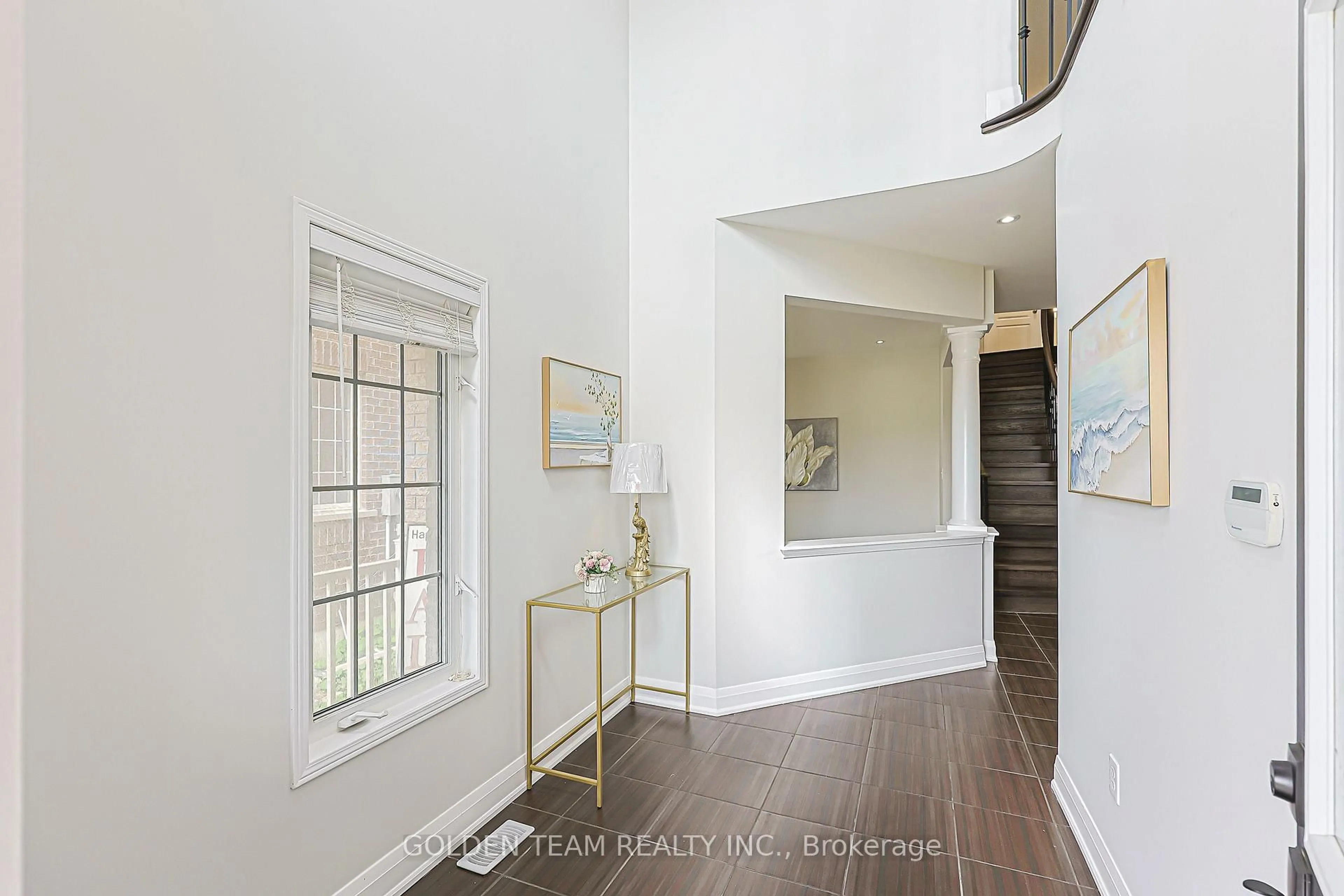 Indoor entryway for 1855 Grandview St, Oshawa Ontario L1K 0J4