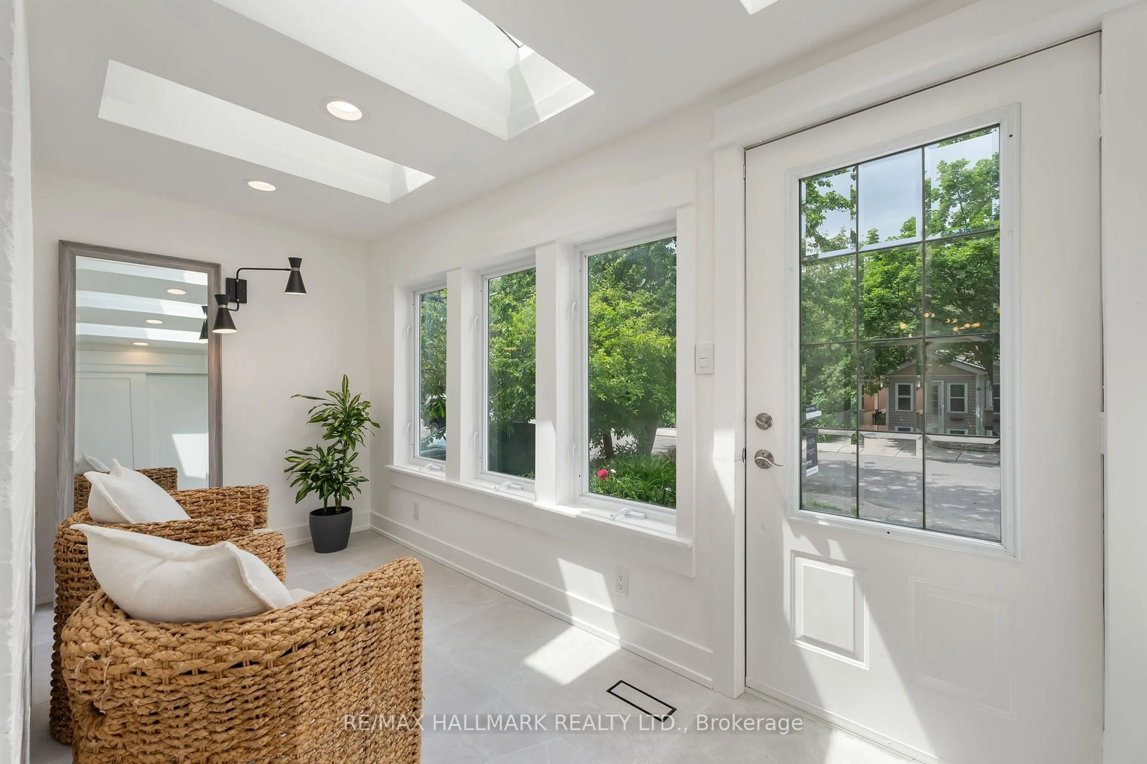 Indoor entryway for 37 Winston Ave, Toronto Ontario M1N 1W2