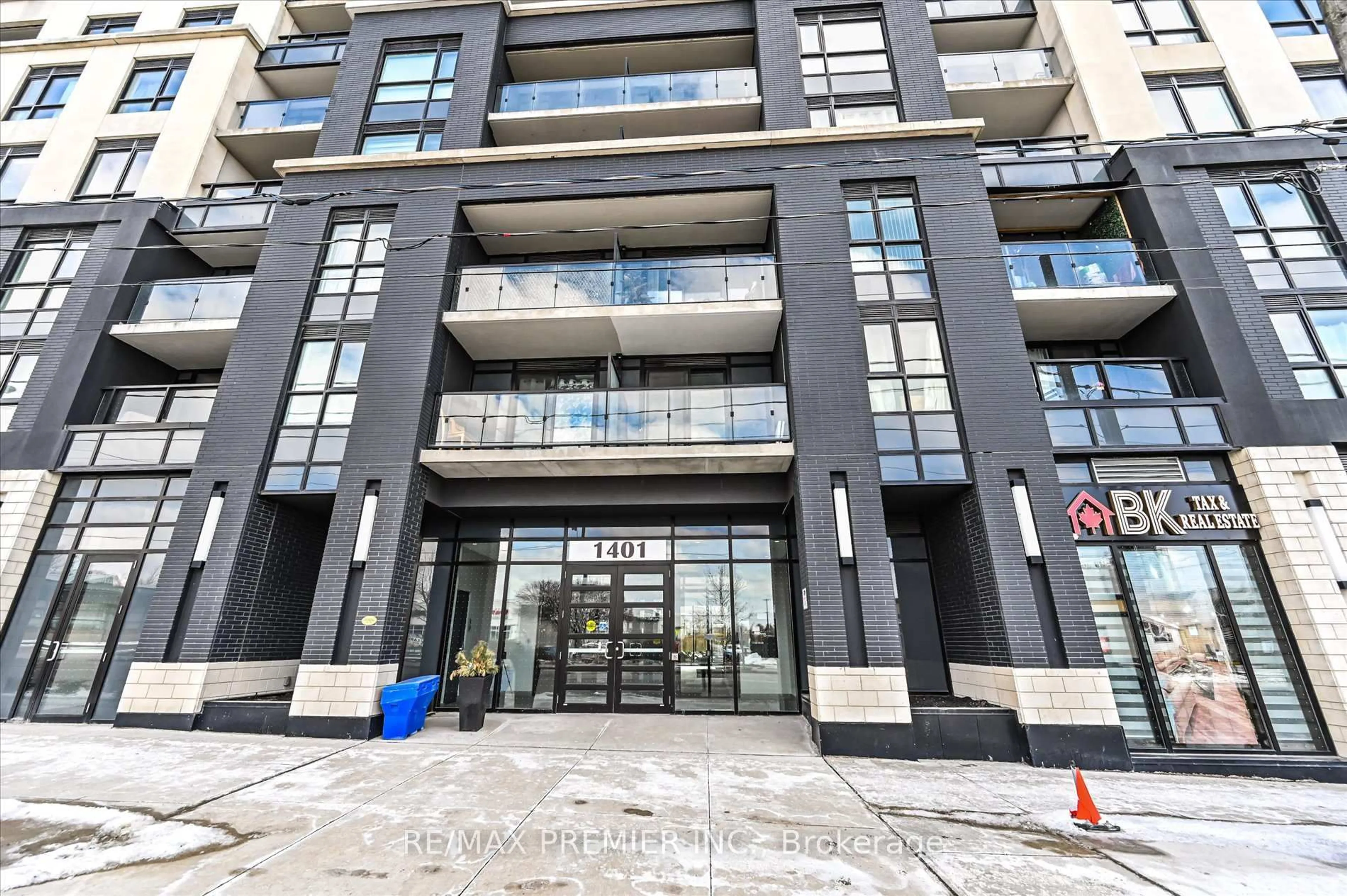 Indoor foyer for 1401 O'Connor Dr #504, Toronto Ontario M4B 2V5