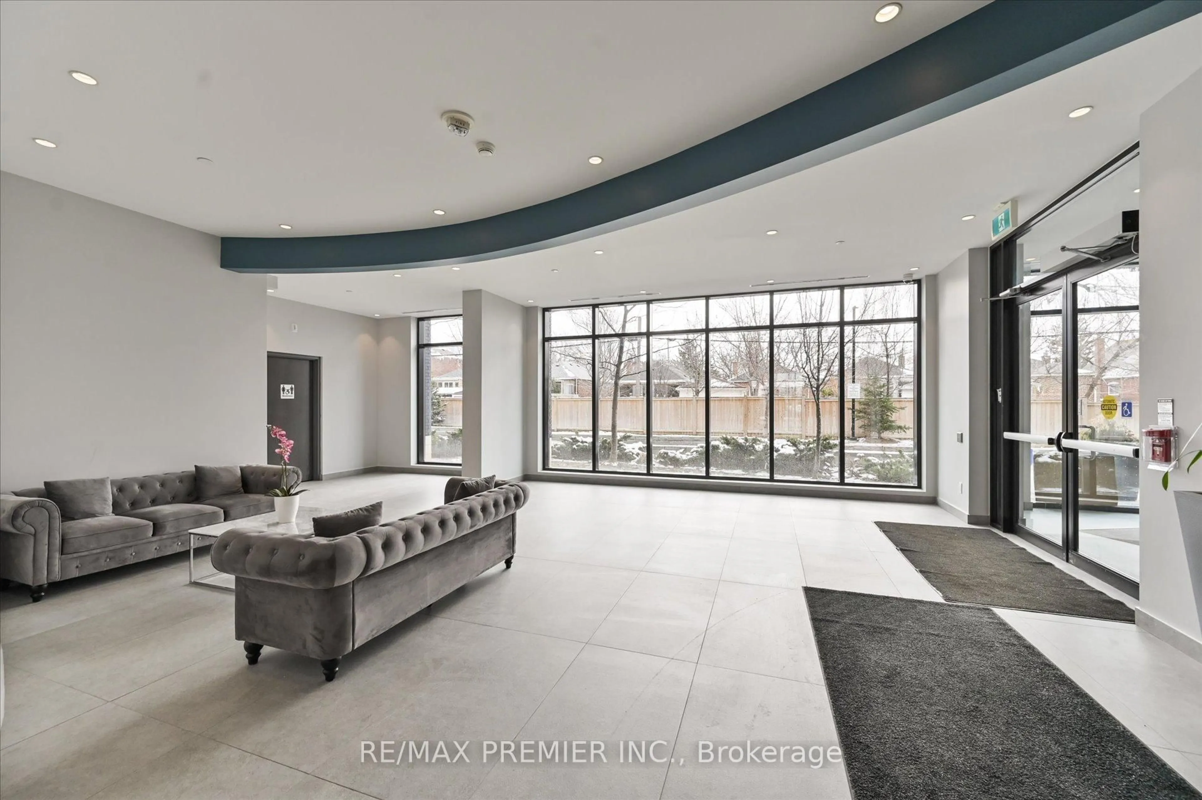 Indoor foyer for 1401 O'Connor Dr #504, Toronto Ontario M4B 2V5