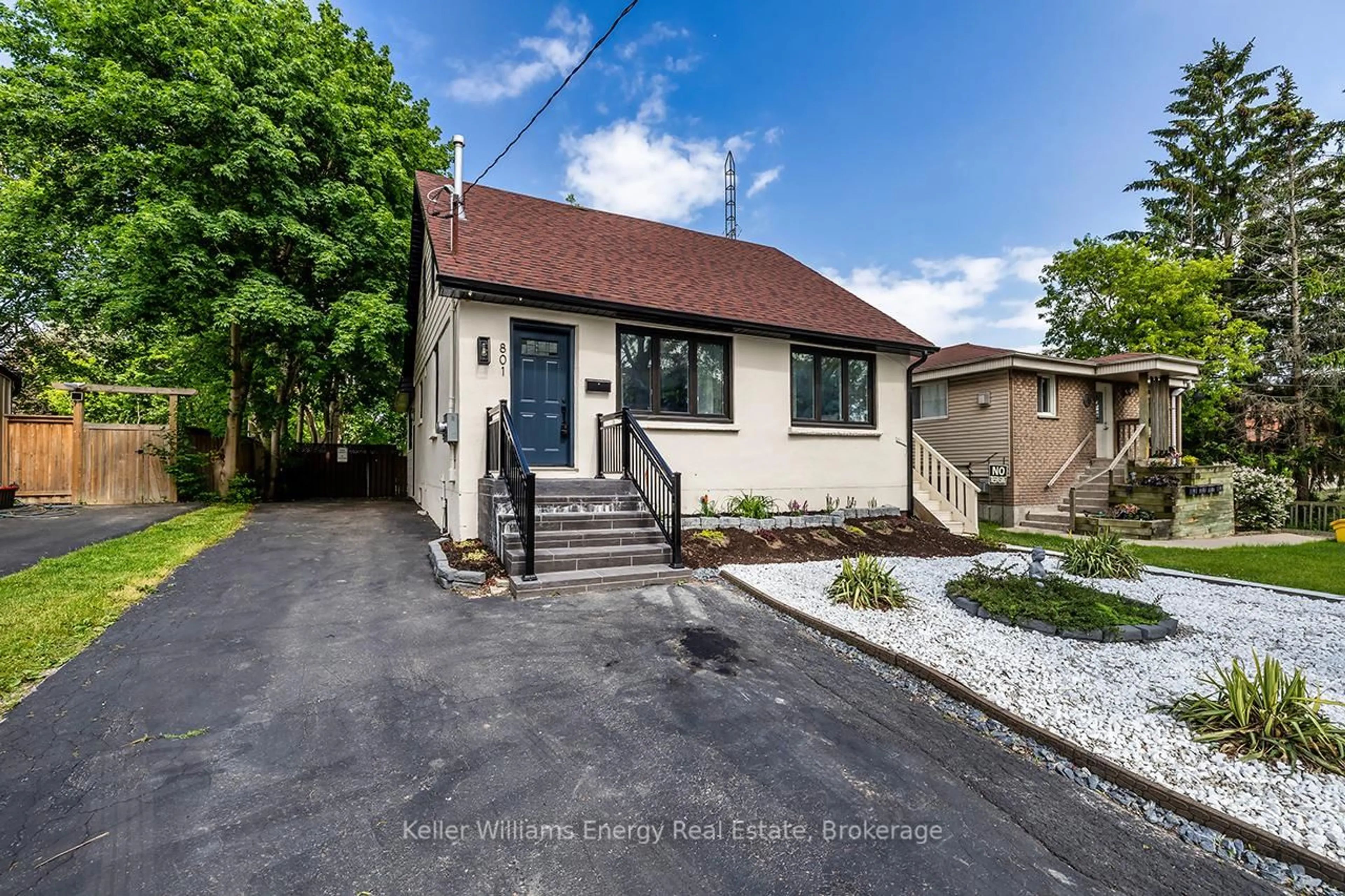 A pic from outside/outdoor area/front of a property/back of a property/a pic from drone, street for 801 Gordon St, Oshawa Ontario L1H 4V8