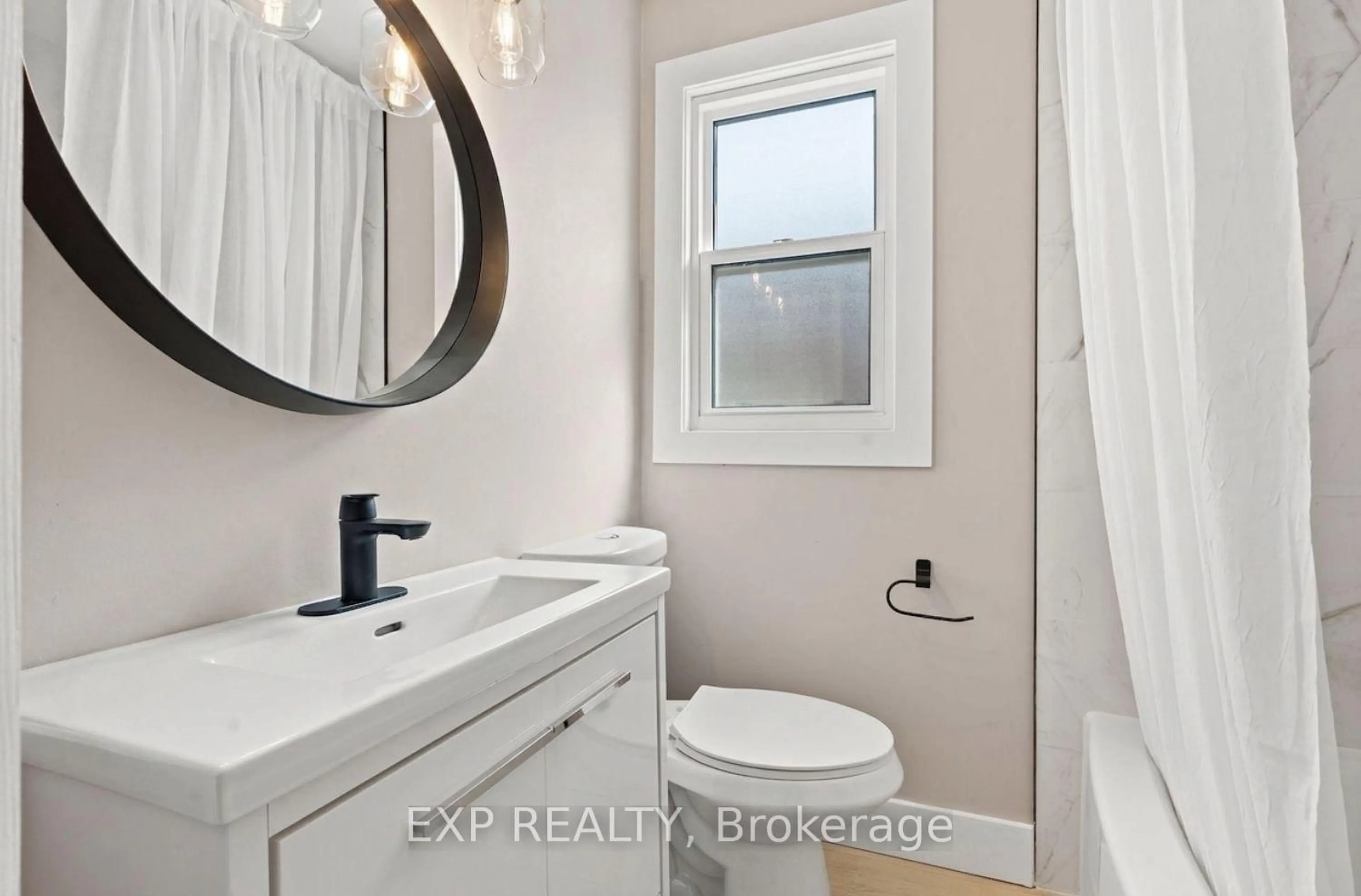 Contemporary bathroom, ceramic/tile floor for 780 Oxford St, Oshawa Ontario L1J 3W1