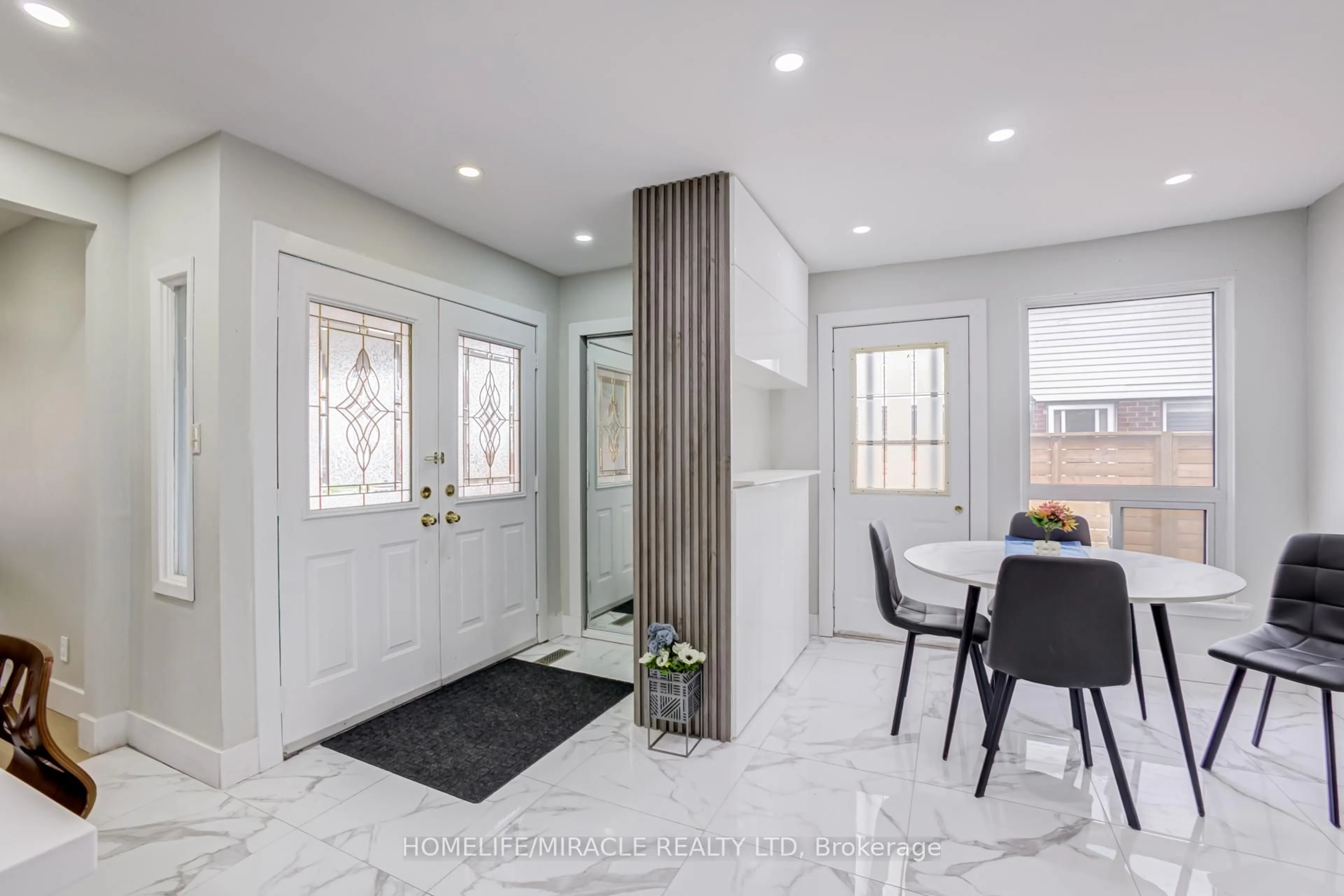 Indoor entryway for 122 Ormond Dr, Oshawa Ontario L1G 6T4