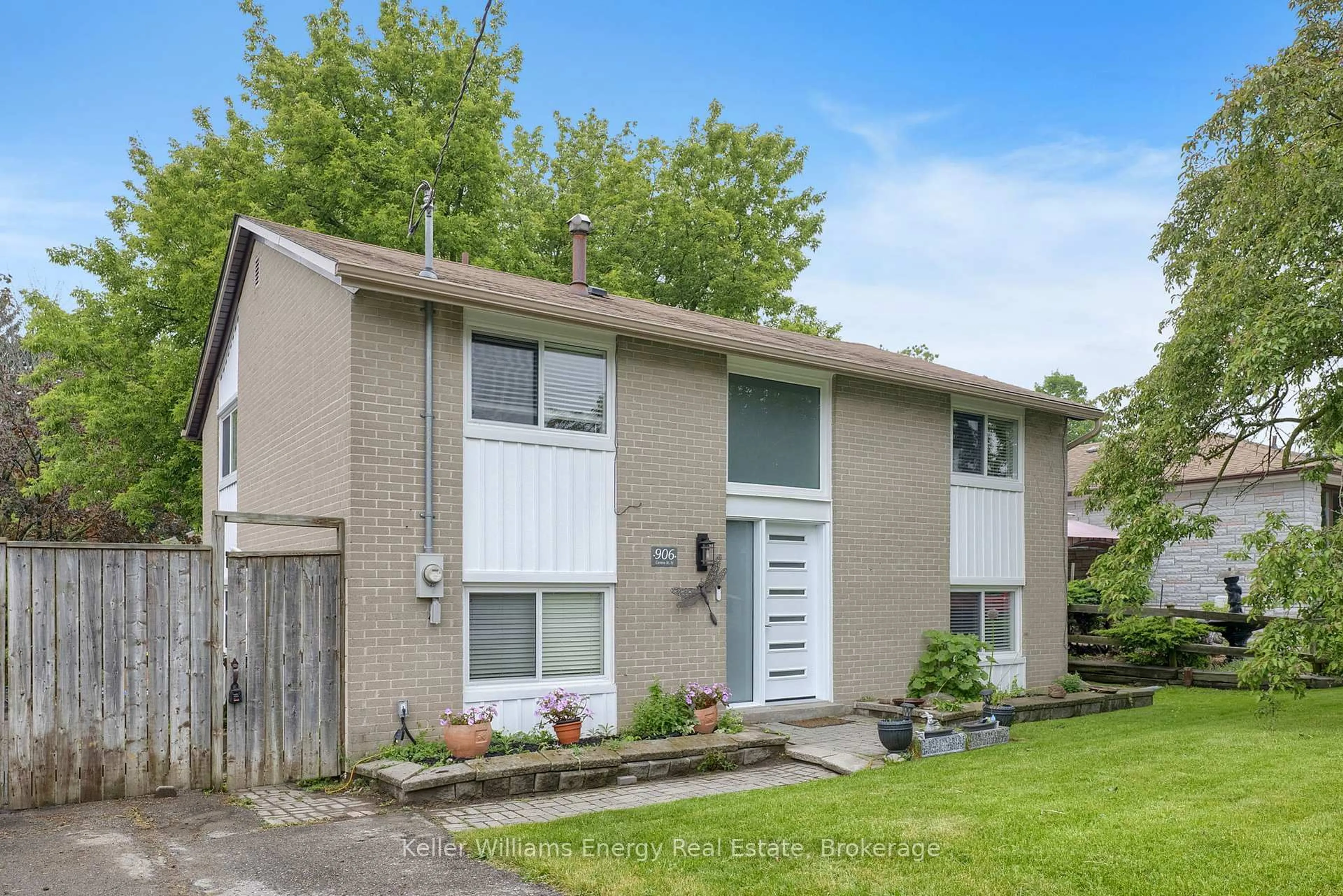 Home with vinyl exterior material, street for 906 Centre St, Whitby Ontario L1N 4V1