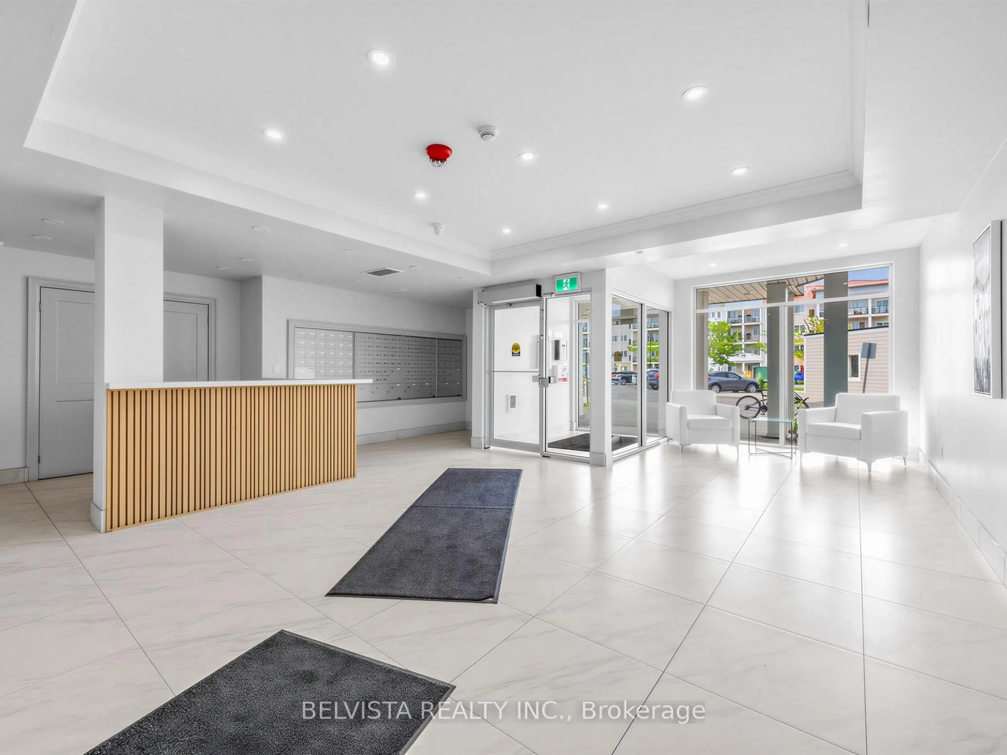 Indoor foyer for 50 Lakebreeze Dr #104, Clarington Ontario L1B 0V9