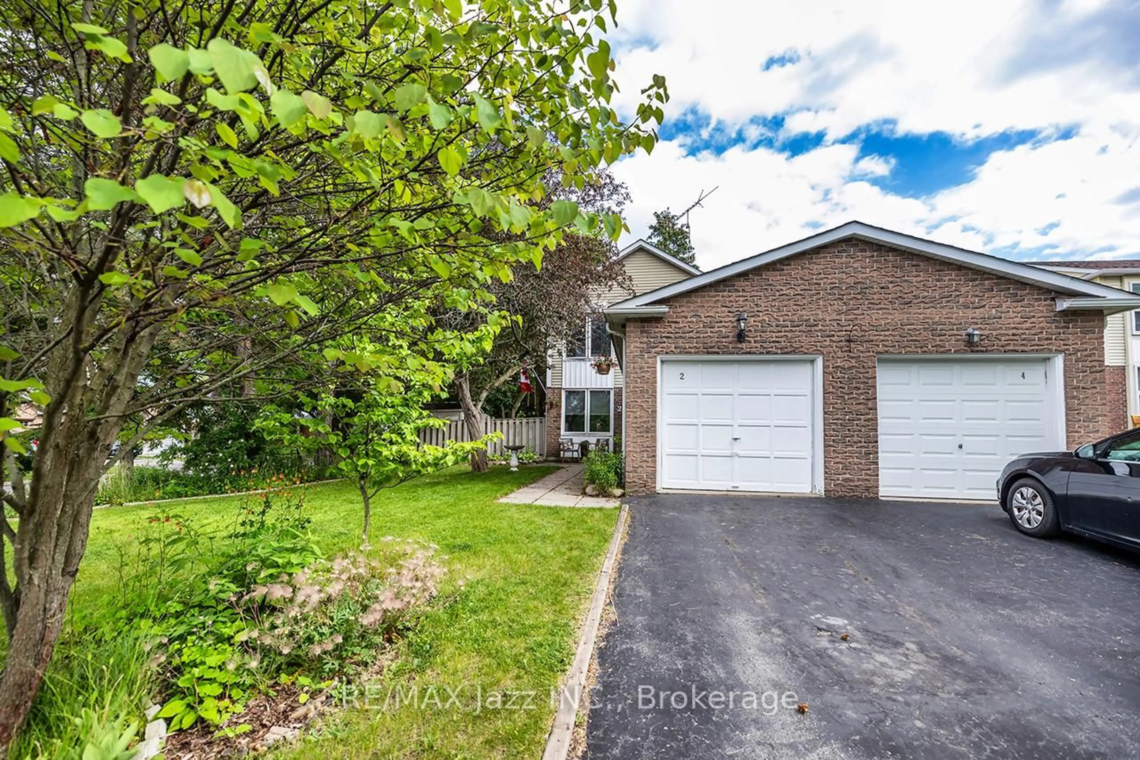 A pic from outside/outdoor area/front of a property/back of a property/a pic from drone, street for 2 Barrow Crt, Whitby Ontario L1P 1E4