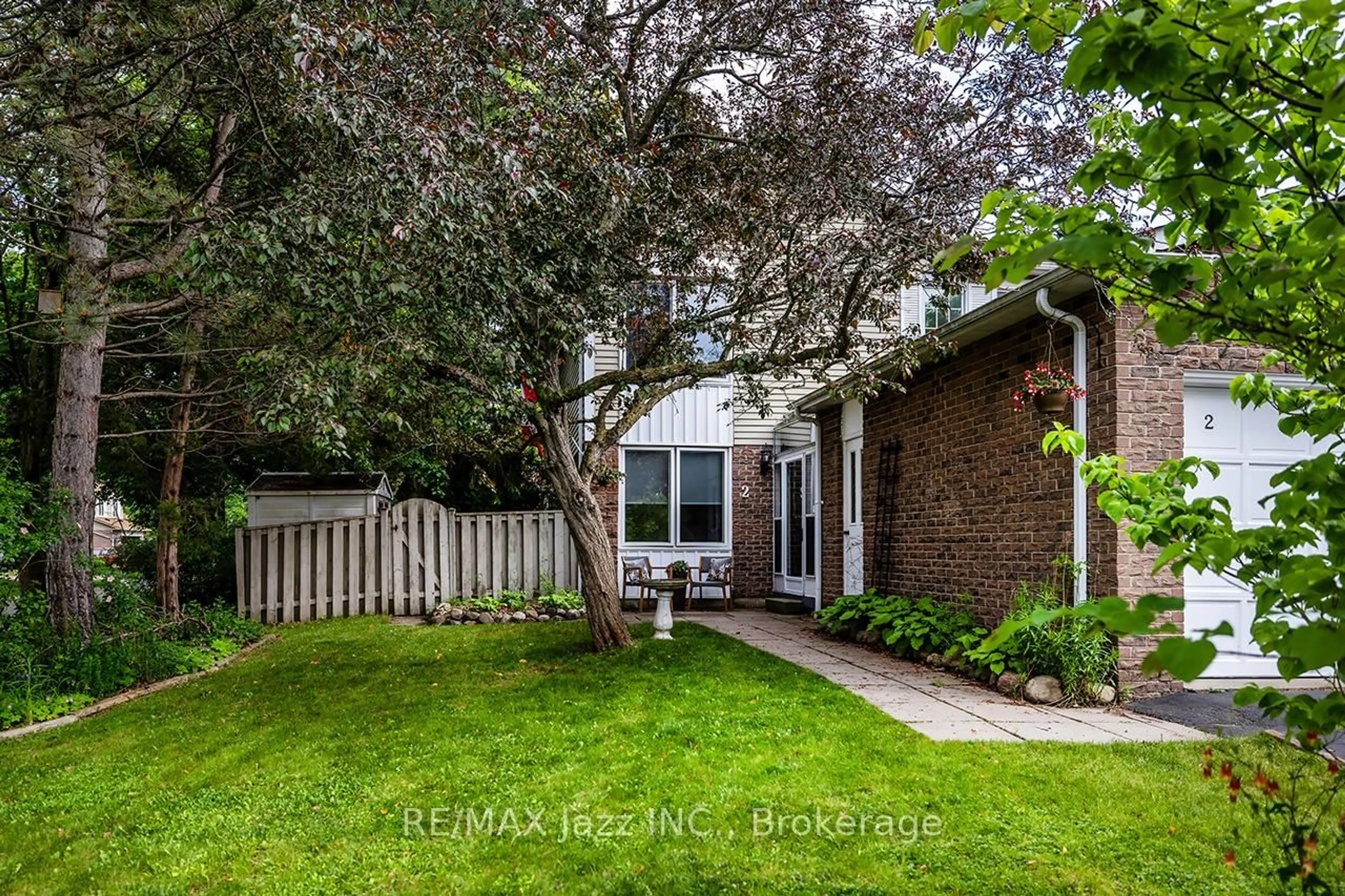 Home with brick exterior material, street for 2 Barrow Crt, Whitby Ontario L1P 1E4