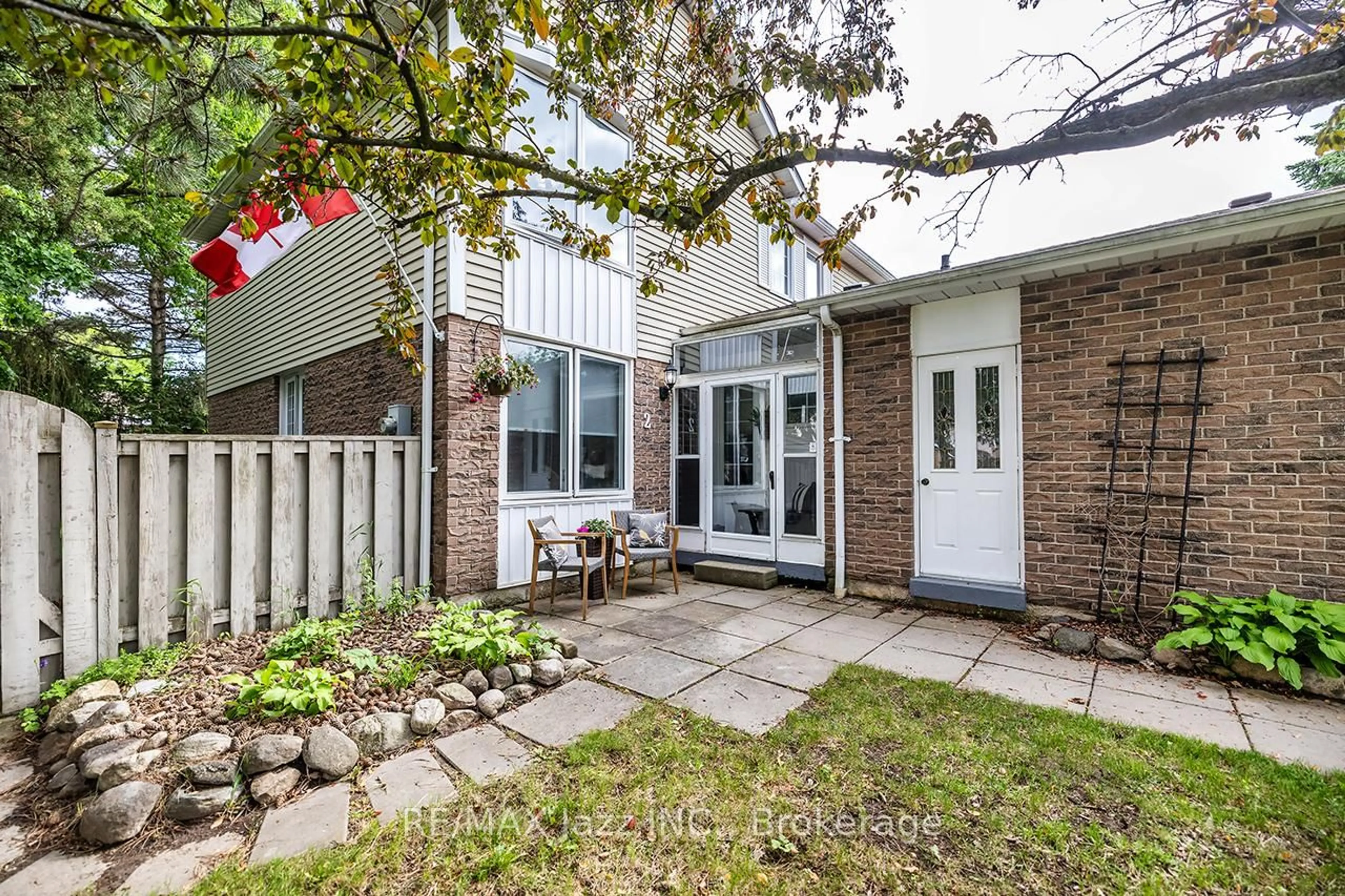 Patio, street for 2 Barrow Crt, Whitby Ontario L1P 1E4