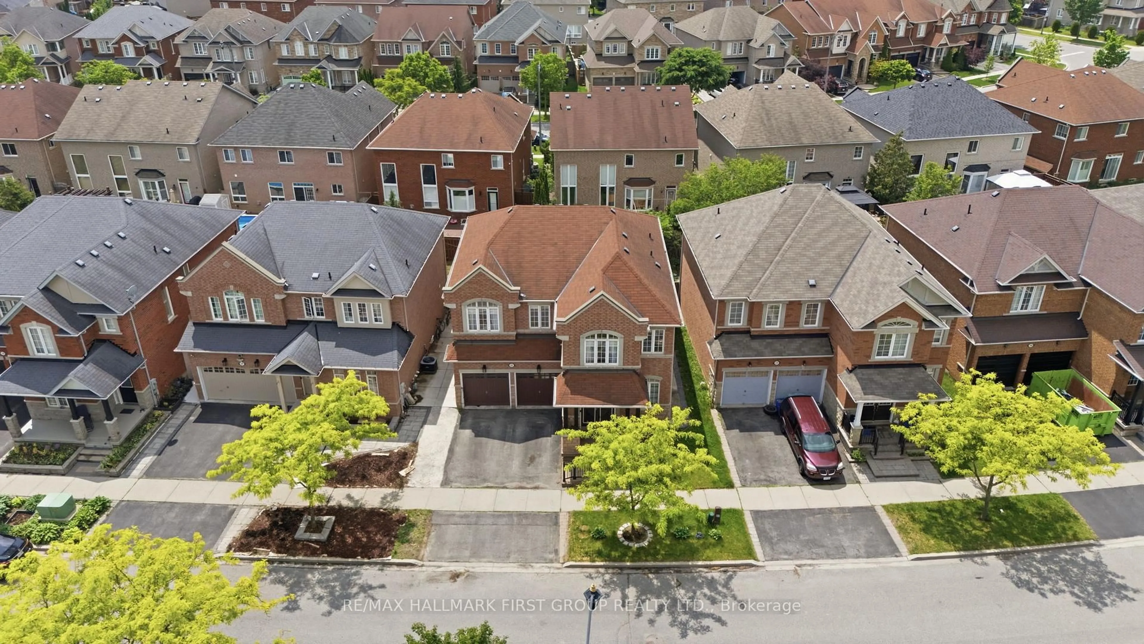 A pic from outside/outdoor area/front of a property/back of a property/a pic from drone, street for 22 Cragg Cres, Ajax Ontario L1T 0E4