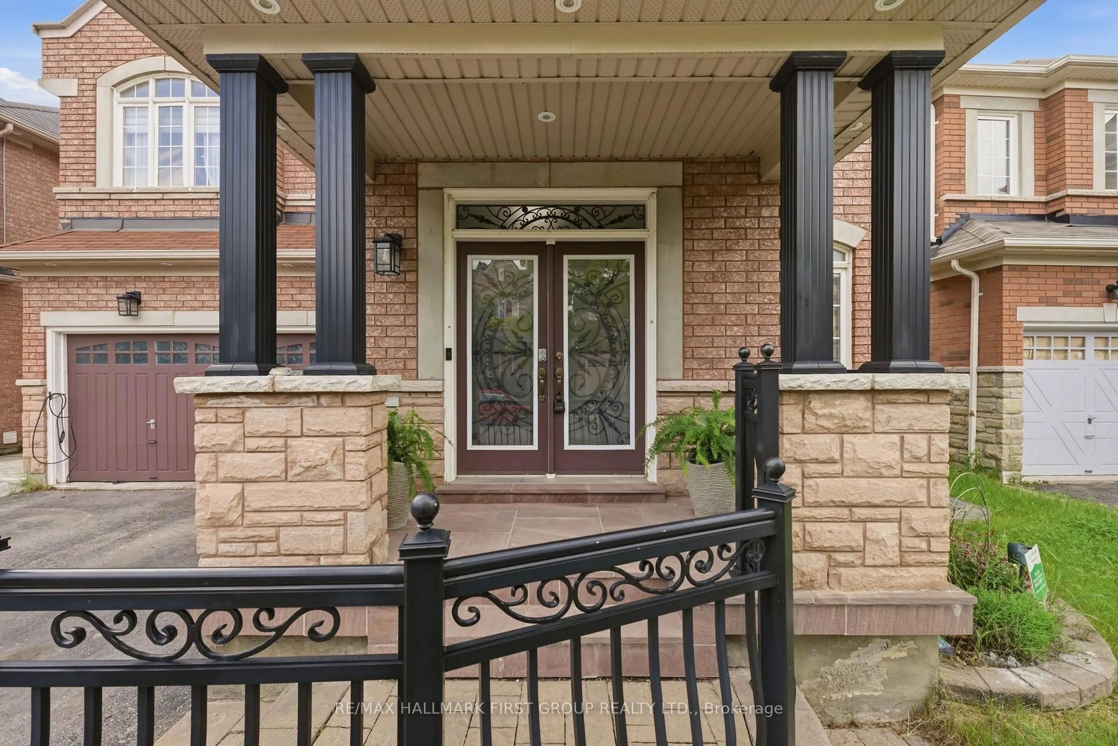 Indoor entryway for 22 Cragg Cres, Ajax Ontario L1T 0E4