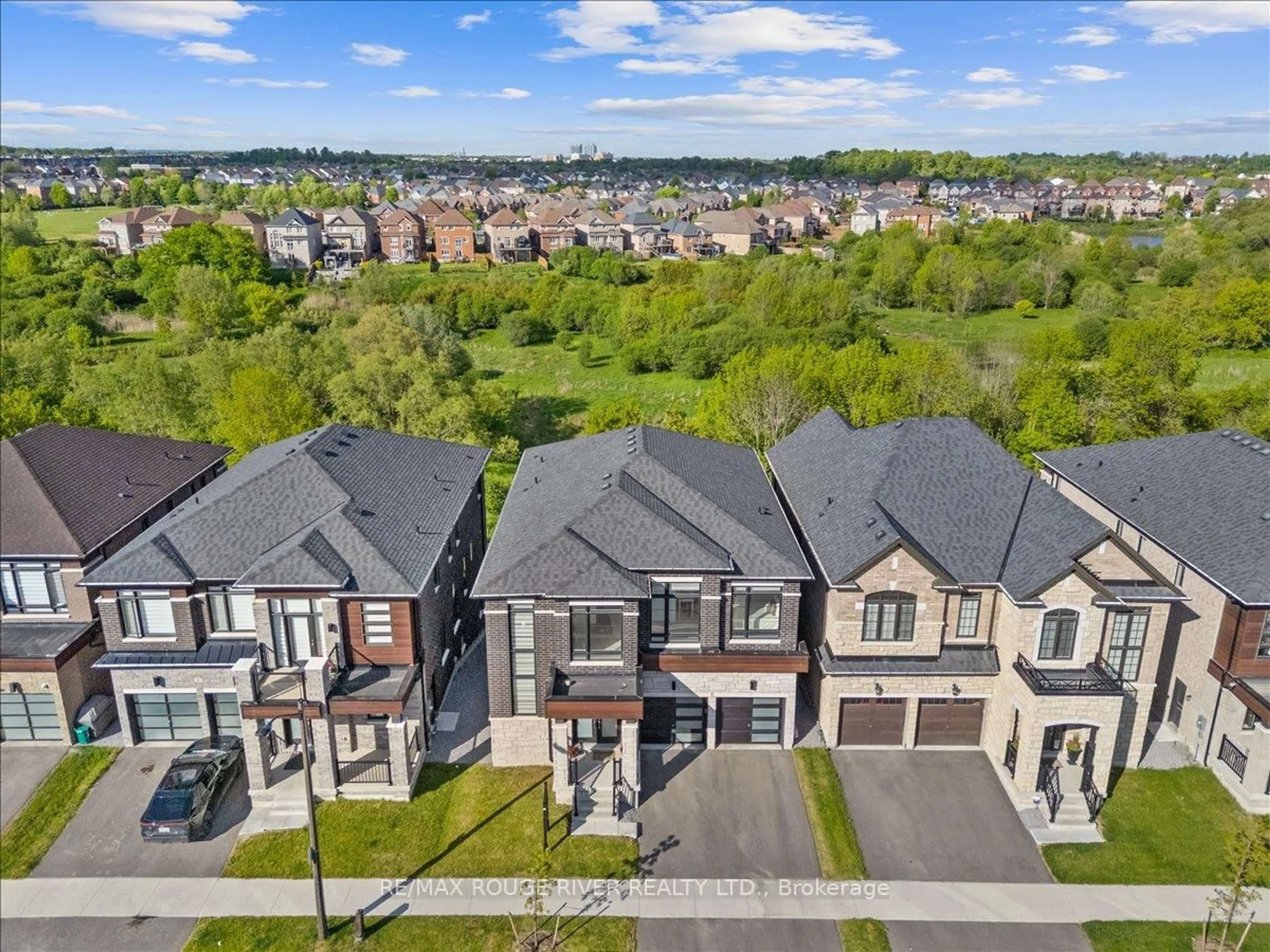 A pic from outside/outdoor area/front of a property/back of a property/a pic from drone, street for 39 Armilia Pl, Whitby Ontario L1P 0P8