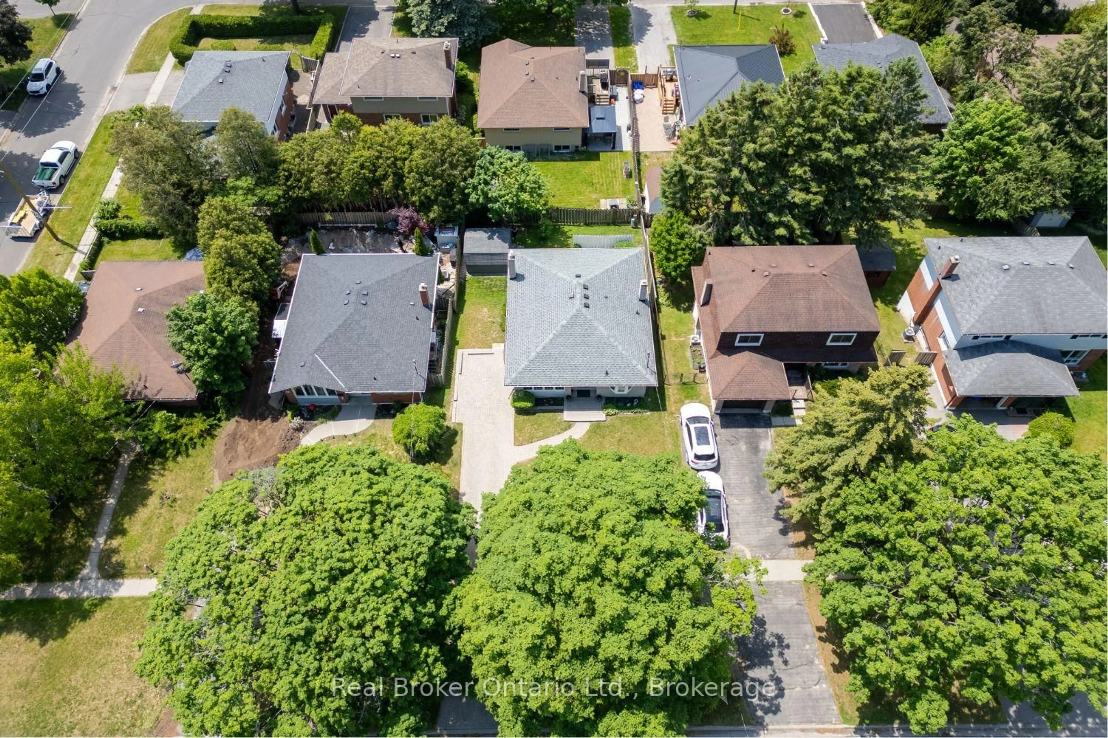 A pic from outside/outdoor area/front of a property/back of a property/a pic from drone, street for 544 Wilson Rd, Oshawa Ontario L1G 6E9
