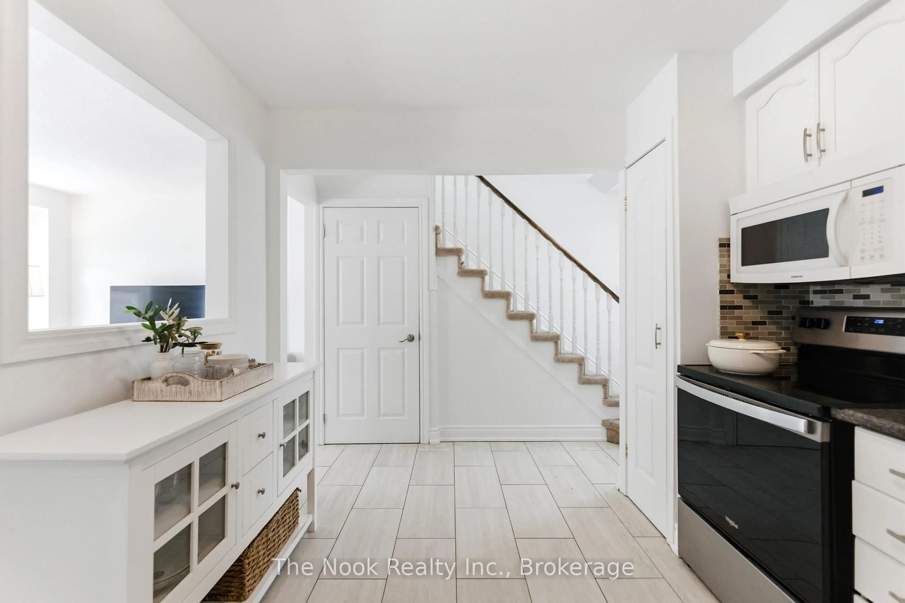 Indoor entryway for 32 Pomeroy St, Clarington Ontario L1C 4R5